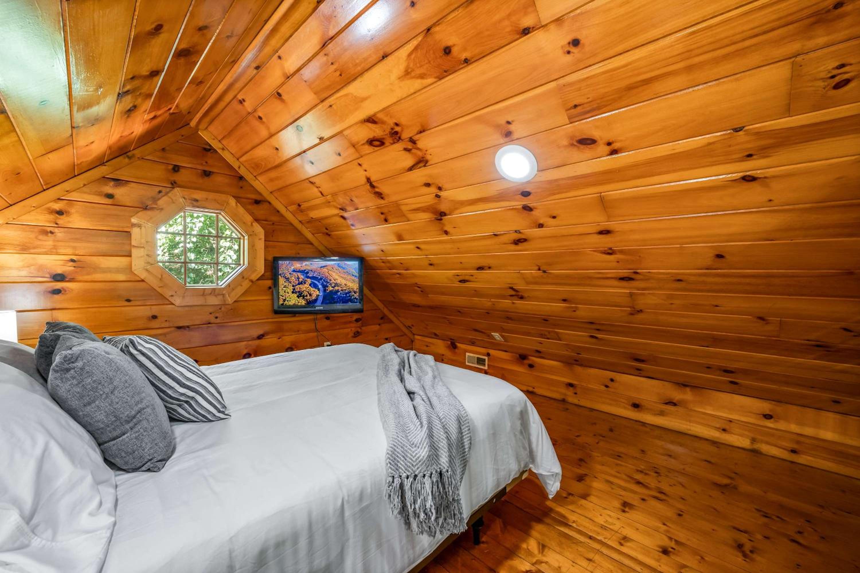 Charming Cabin with Hot Tub