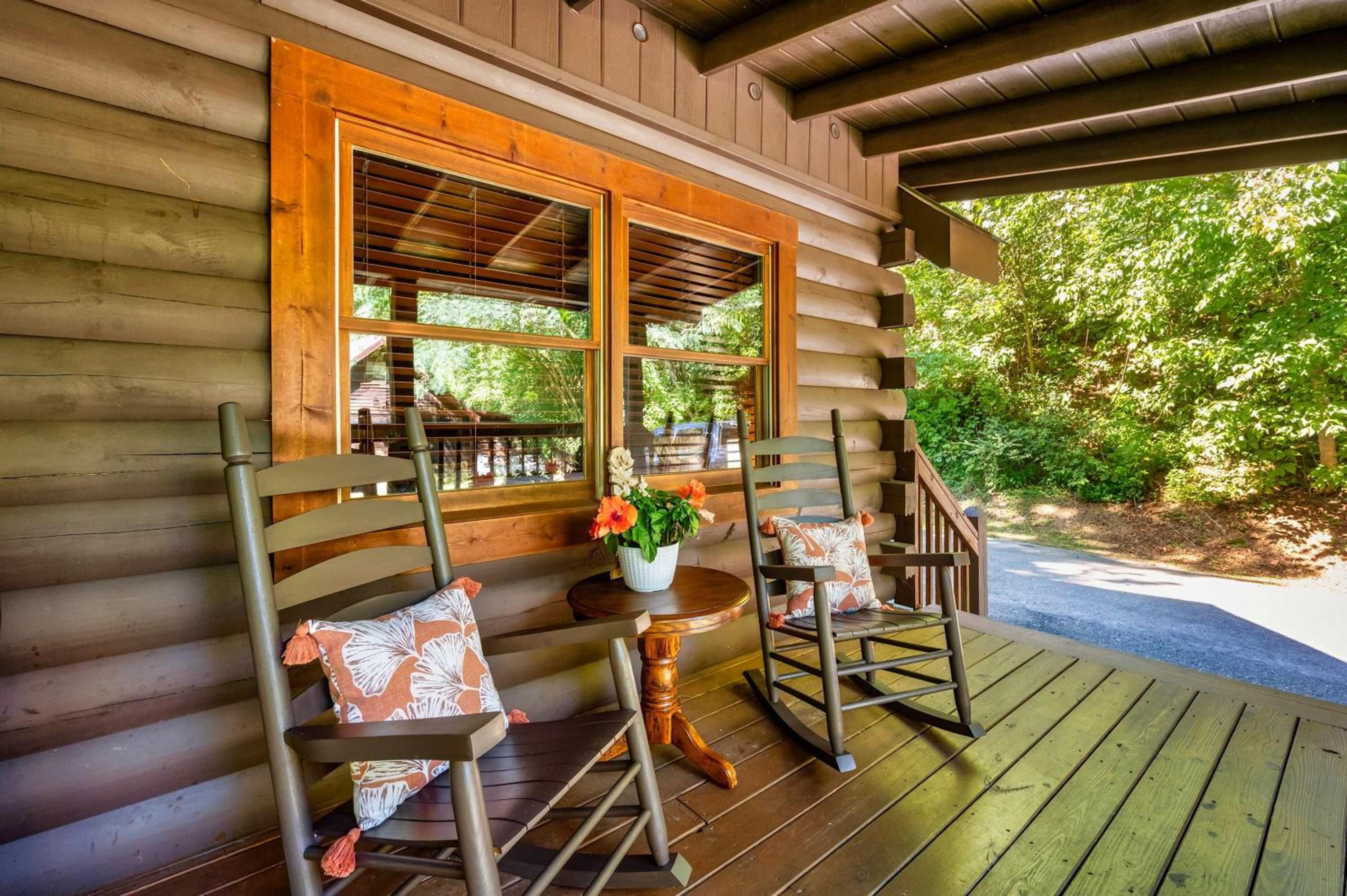 Charming Cabin with Hot Tub