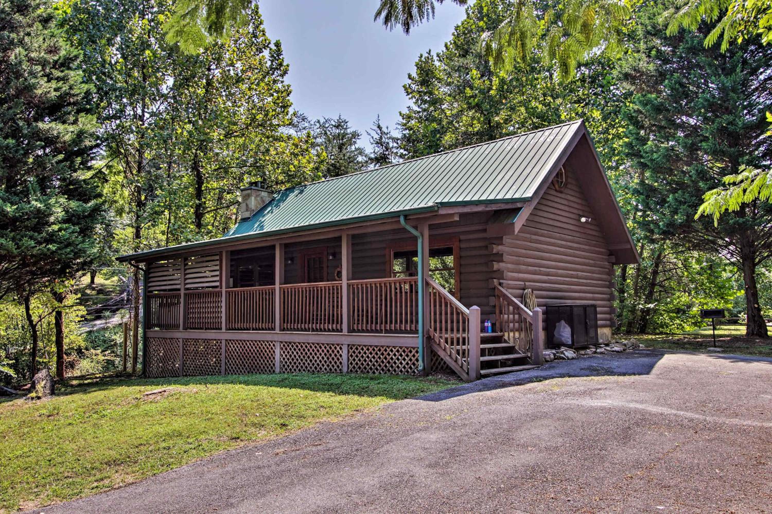 Charming Cabin with Hot Tub