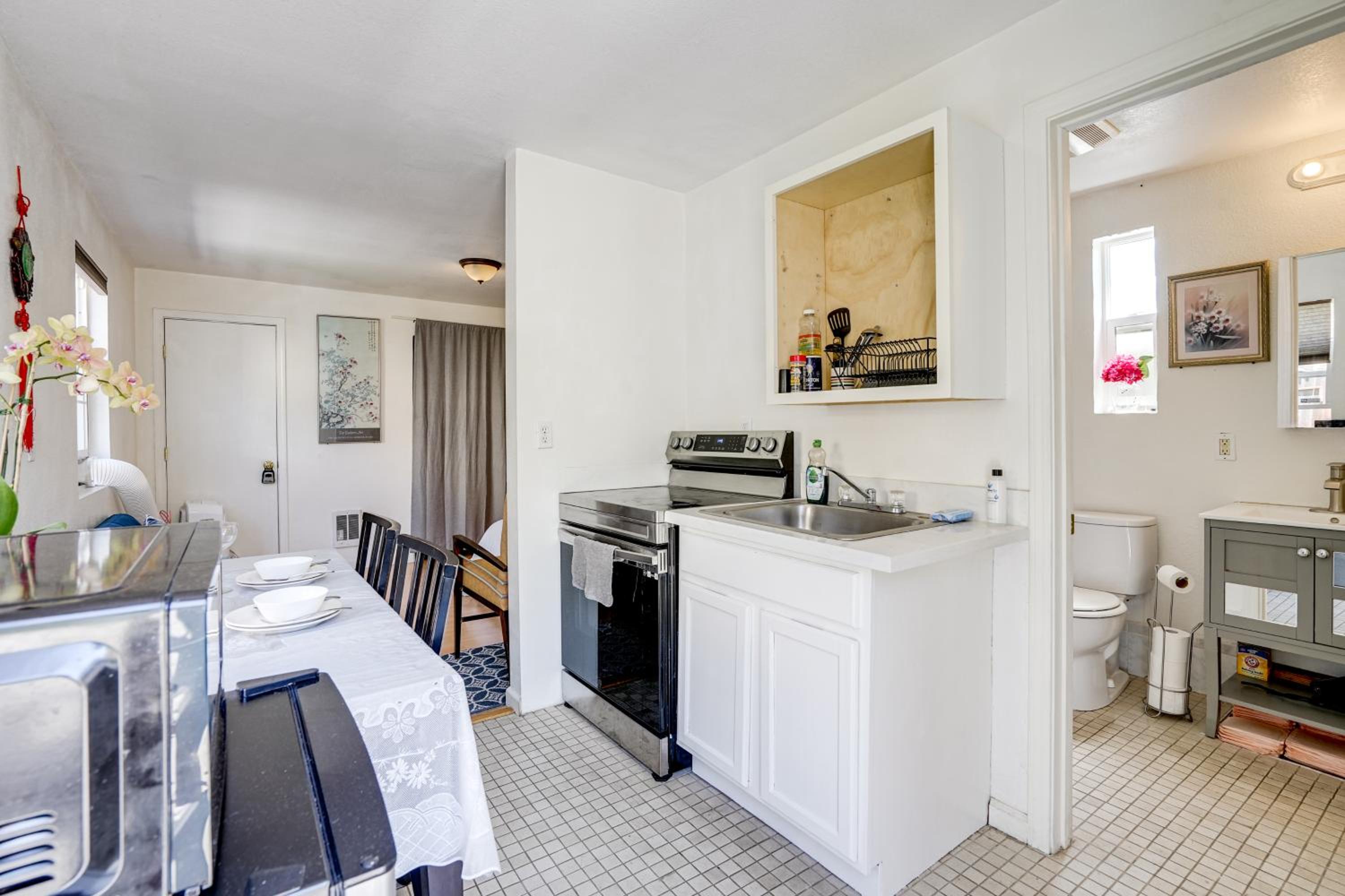 5 Mi to Dtwn Oakland Studio with Shared Patio