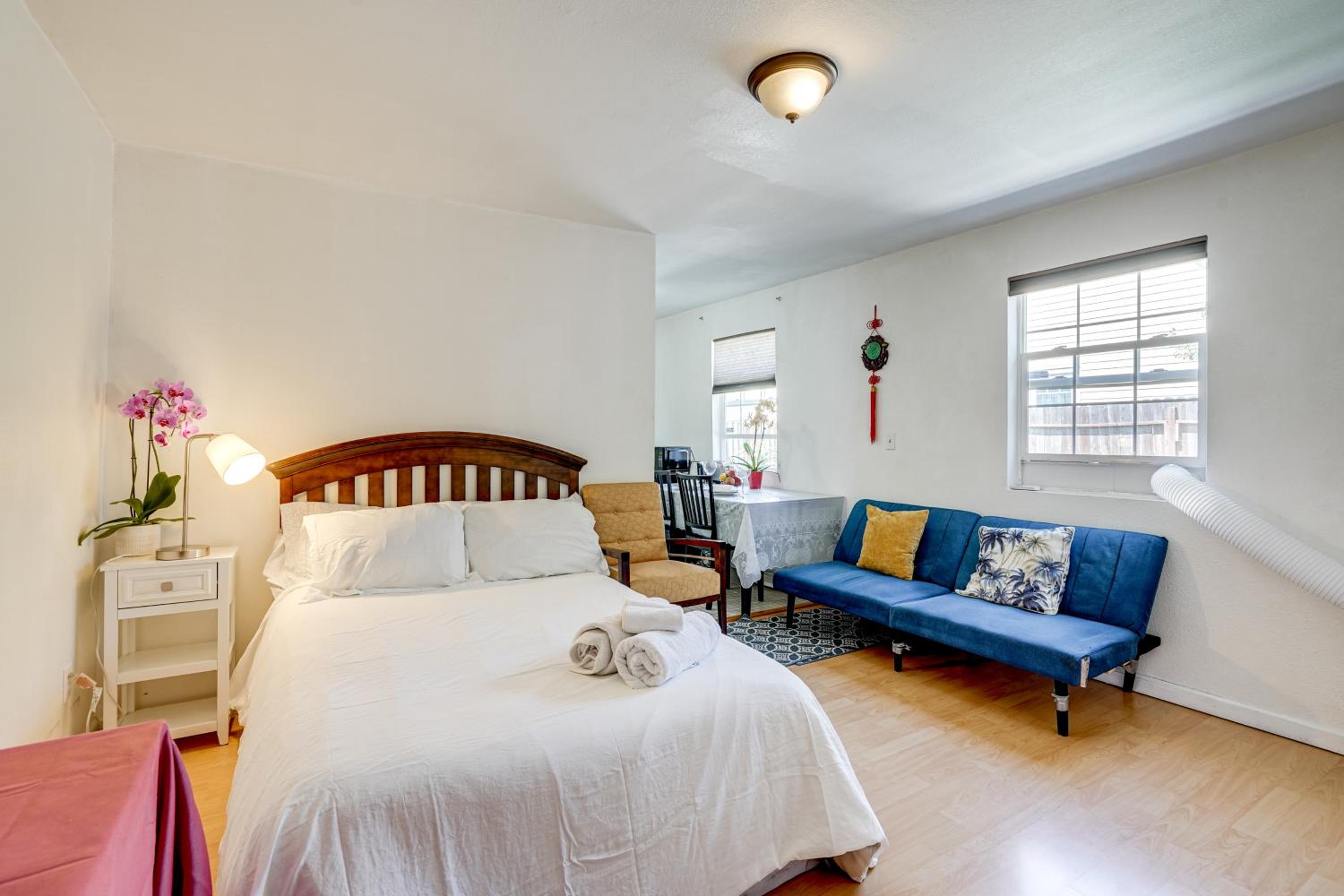 5 Mi to Dtwn Oakland Studio with Shared Patio