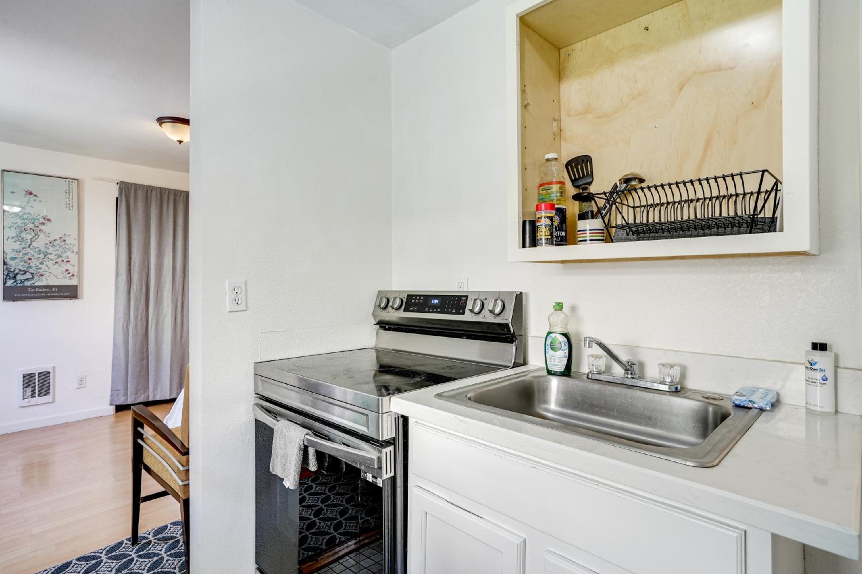 5 Mi to Dtwn Oakland Studio with Shared Patio