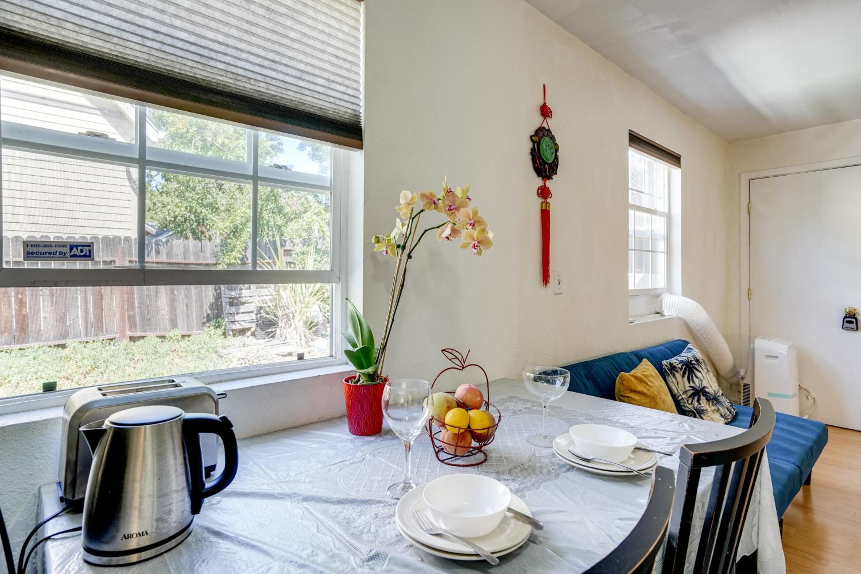 5 Mi to Dtwn Oakland Studio with Shared Patio