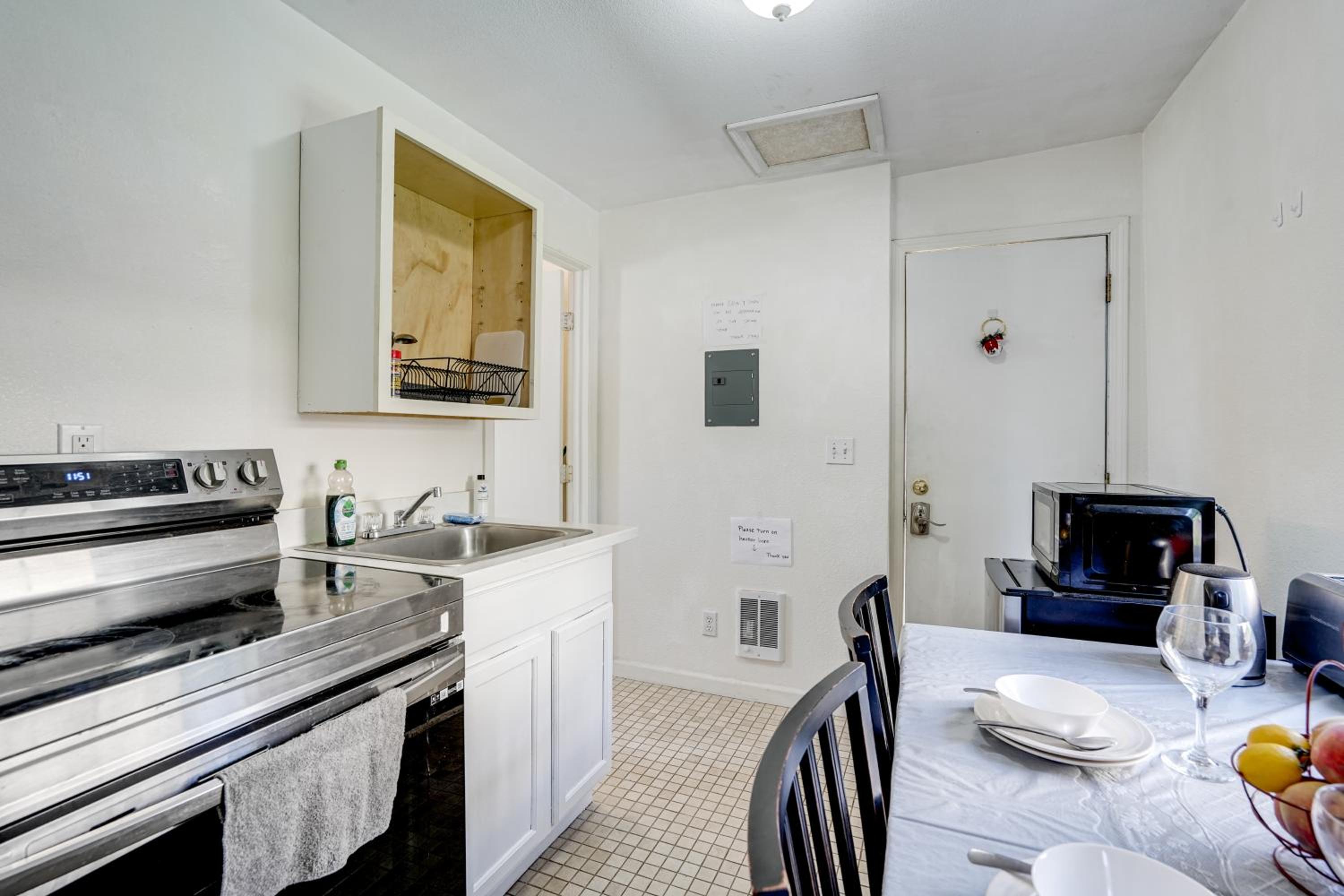 5 Mi to Dtwn Oakland Studio with Shared Patio