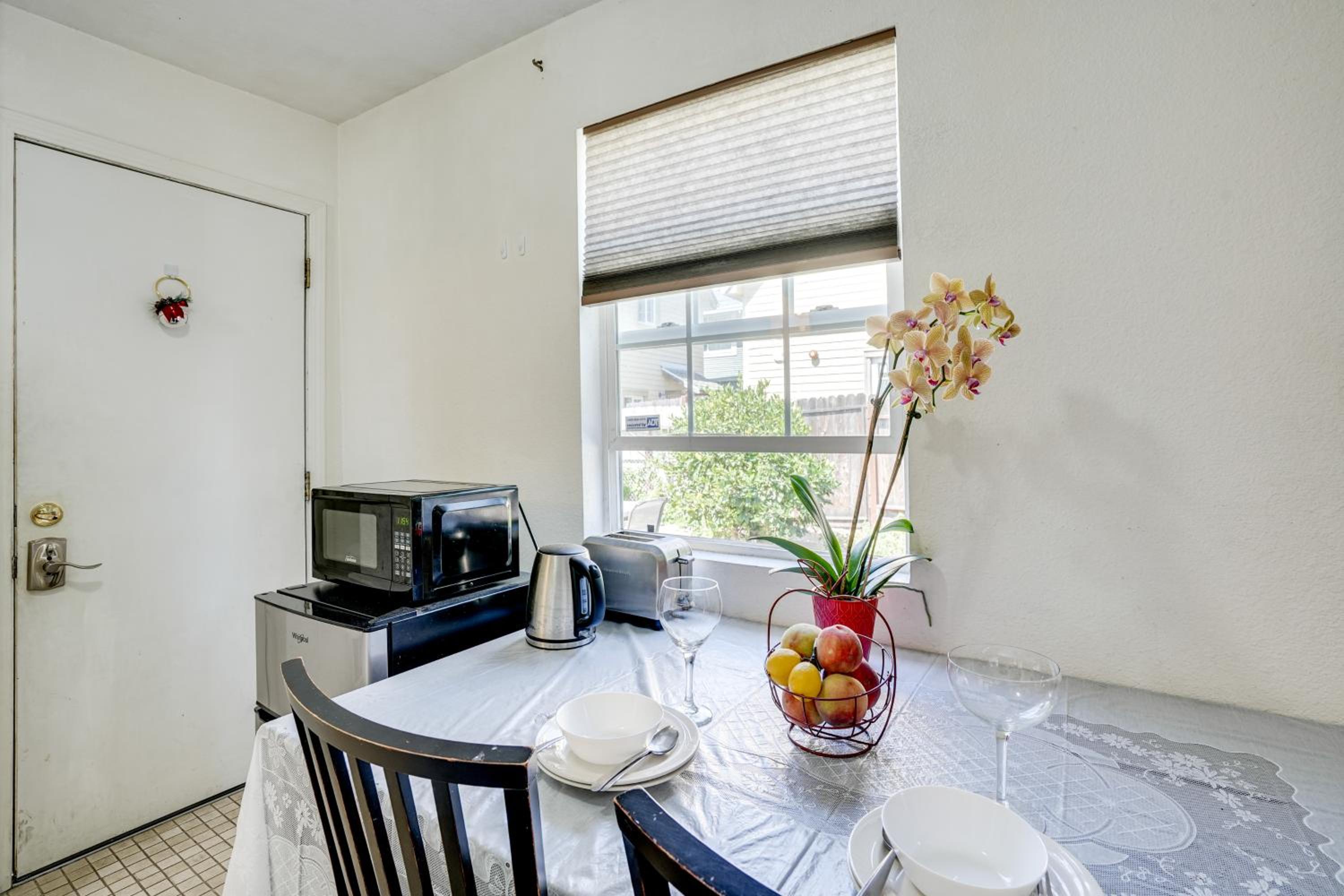 5 Mi to Dtwn Oakland Studio with Shared Patio