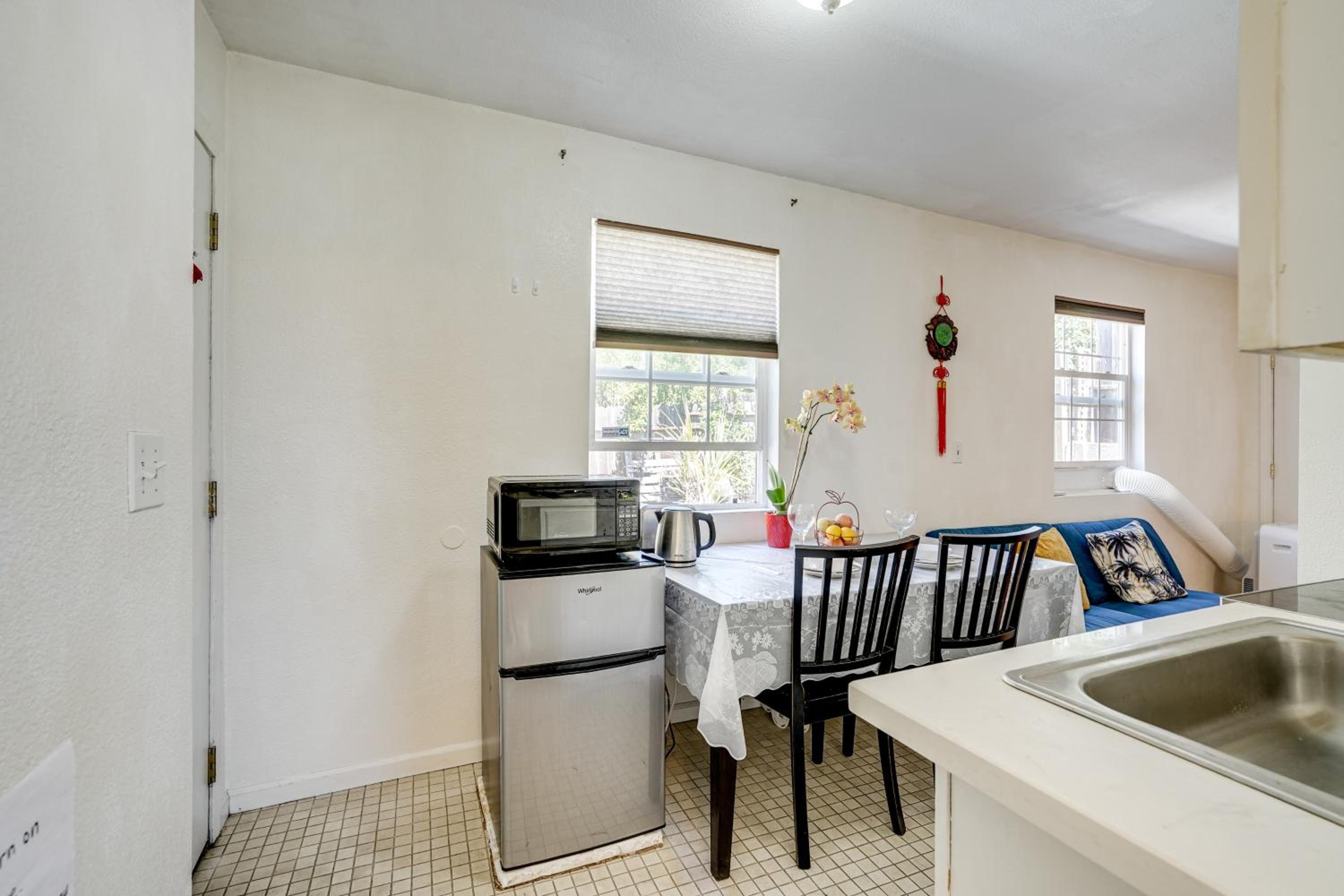 5 Mi to Dtwn Oakland Studio with Shared Patio