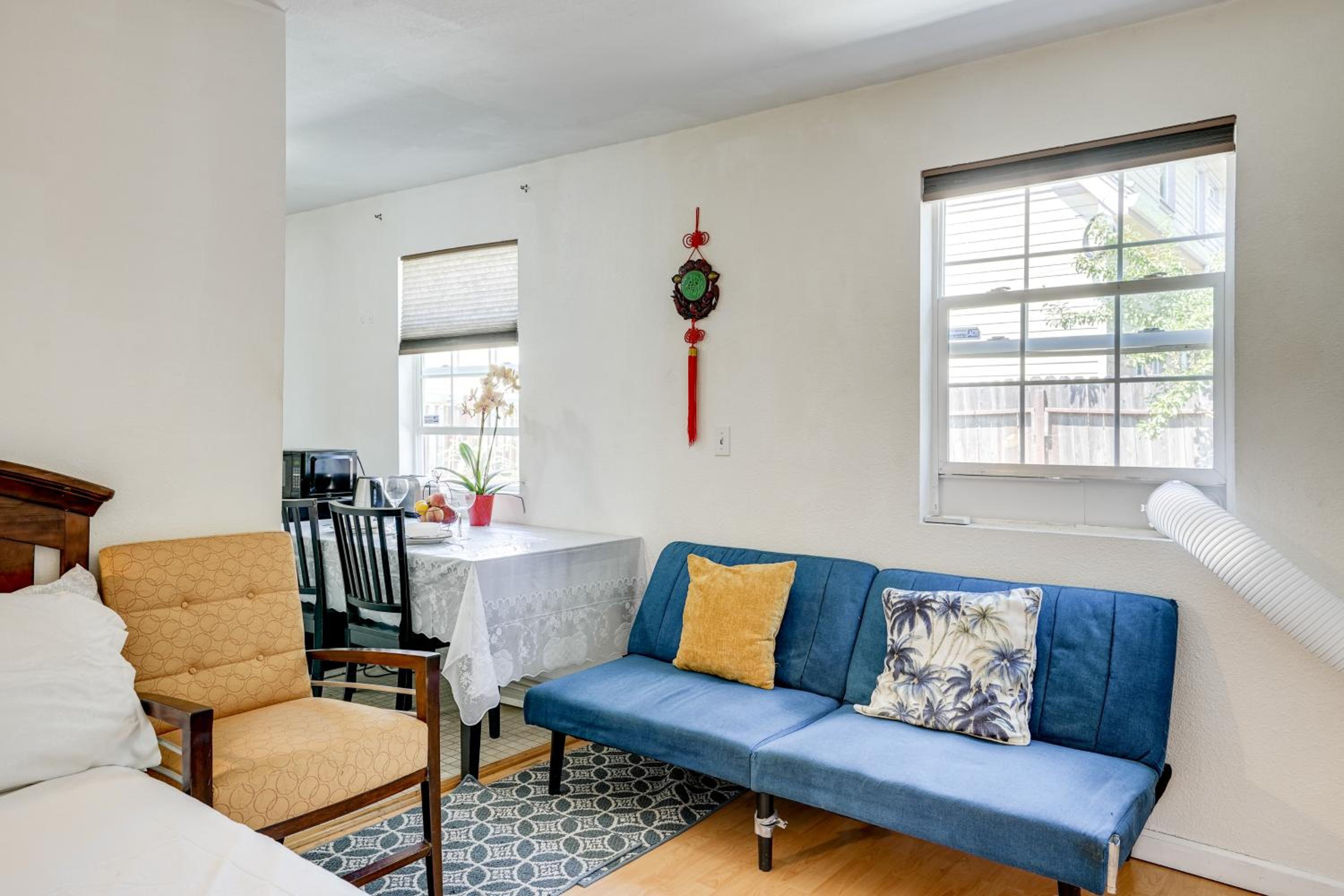 5 Mi to Dtwn Oakland Studio with Shared Patio