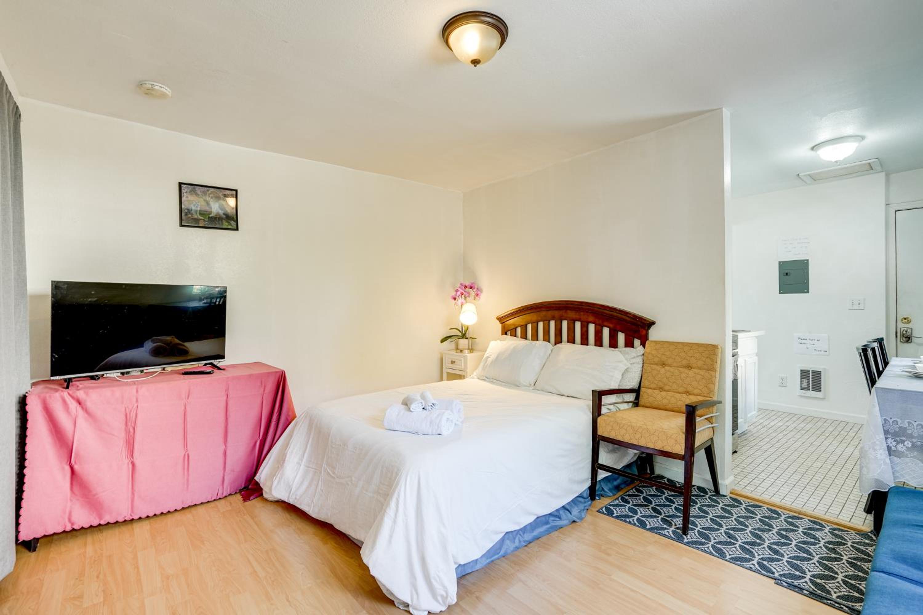 5 Mi to Dtwn Oakland Studio with Shared Patio