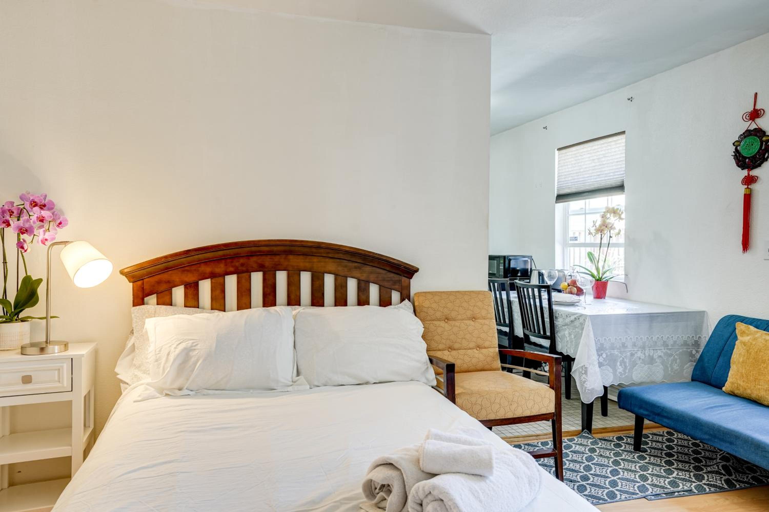 5 Mi to Dtwn Oakland Studio with Shared Patio