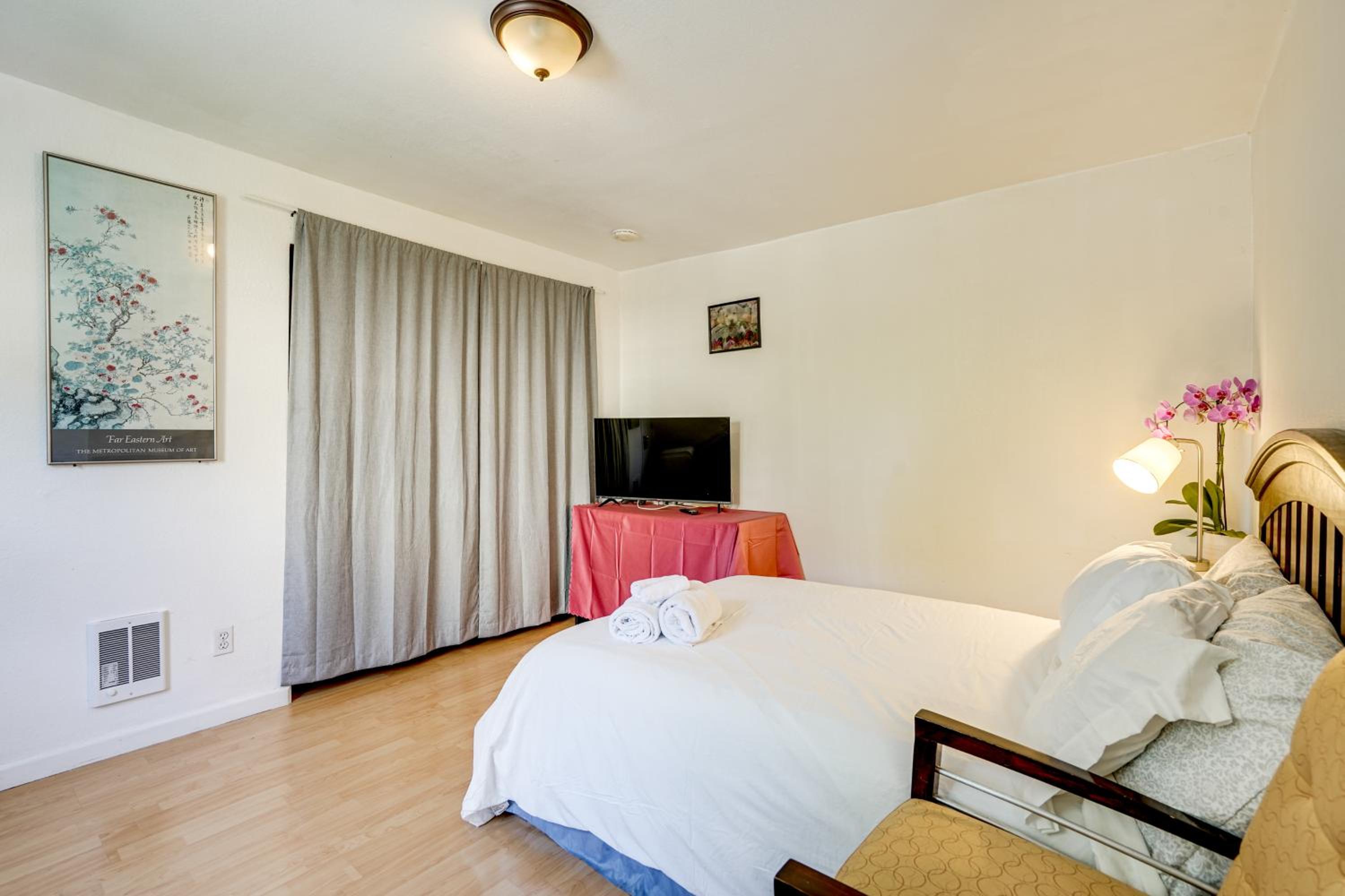 5 Mi to Dtwn Oakland Studio with Shared Patio