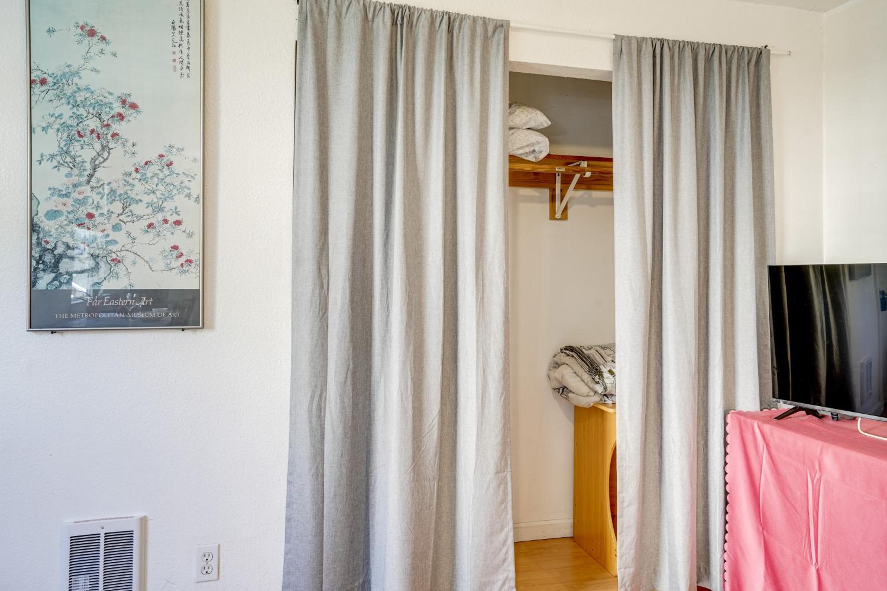 5 Mi to Dtwn Oakland Studio with Shared Patio