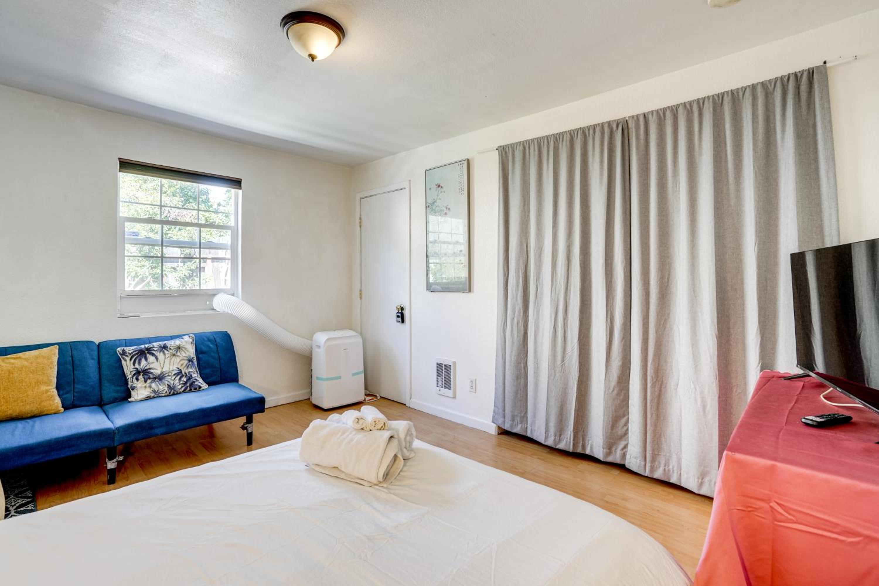 5 Mi to Dtwn Oakland Studio with Shared Patio