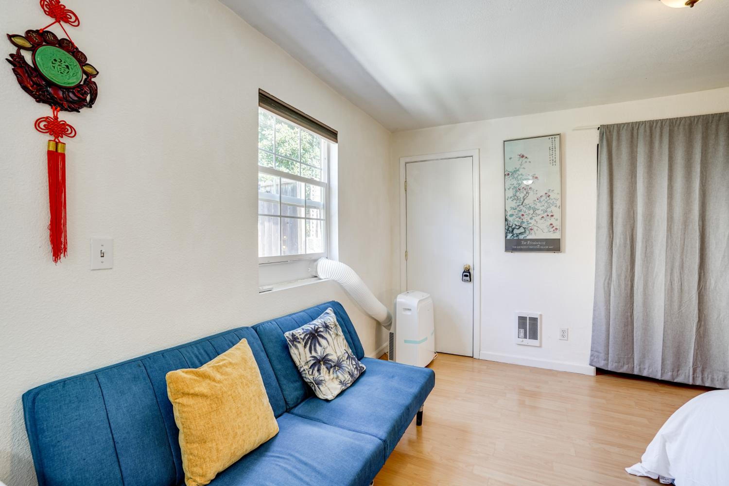 5 Mi to Dtwn Oakland Studio with Shared Patio