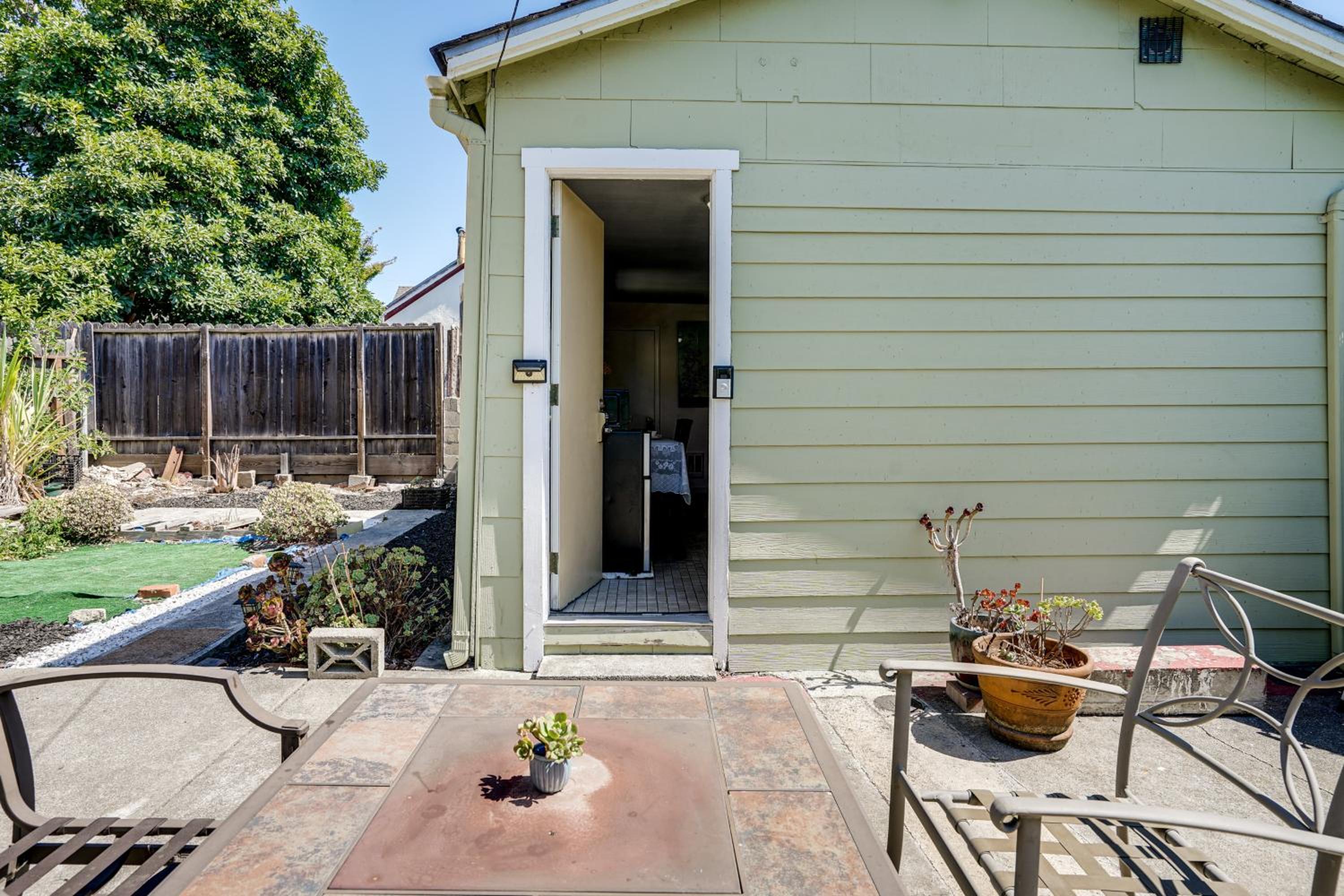 5 Mi to Dtwn Oakland Studio with Shared Patio