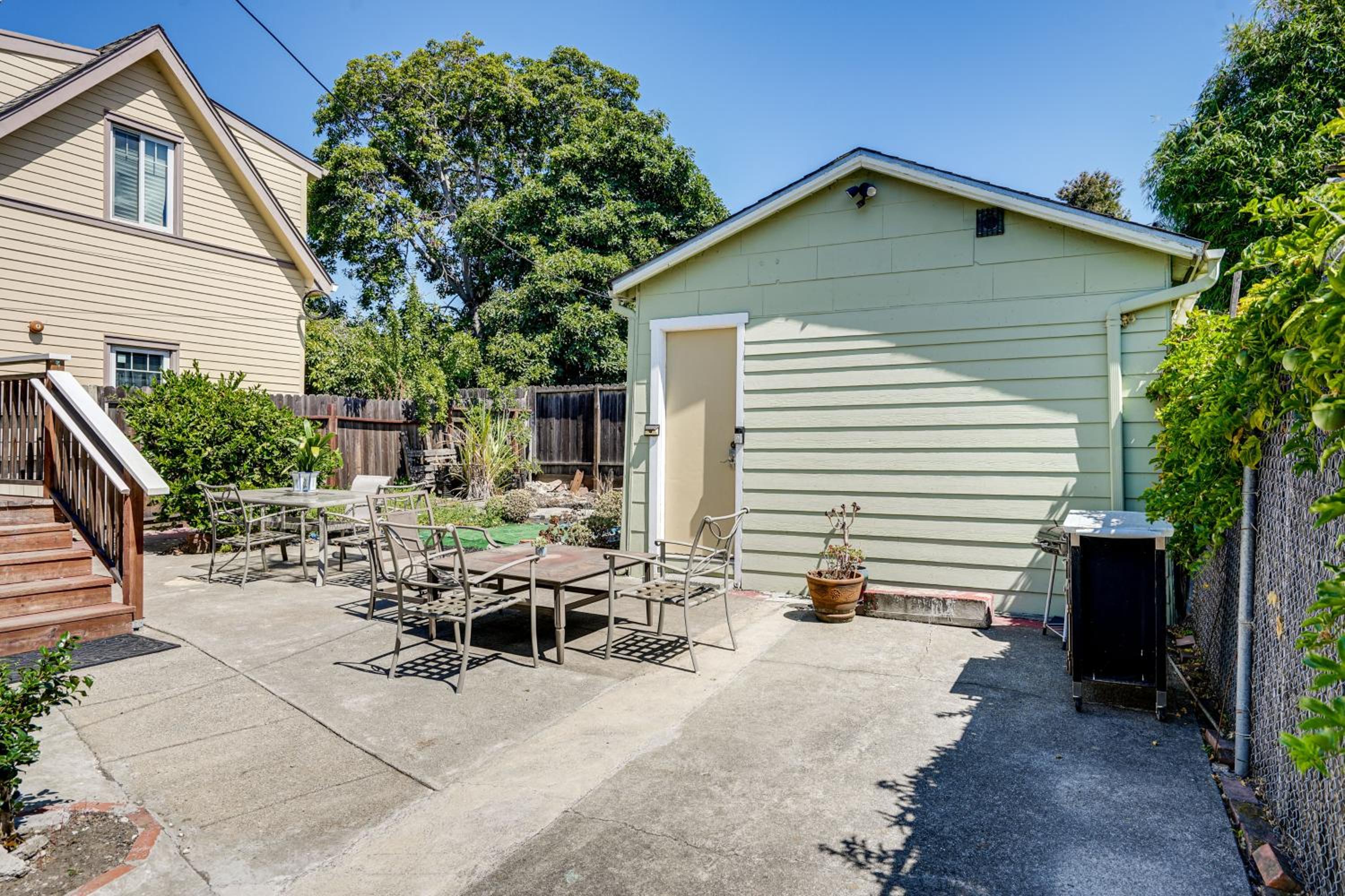 5 Mi to Dtwn Oakland Studio with Shared Patio