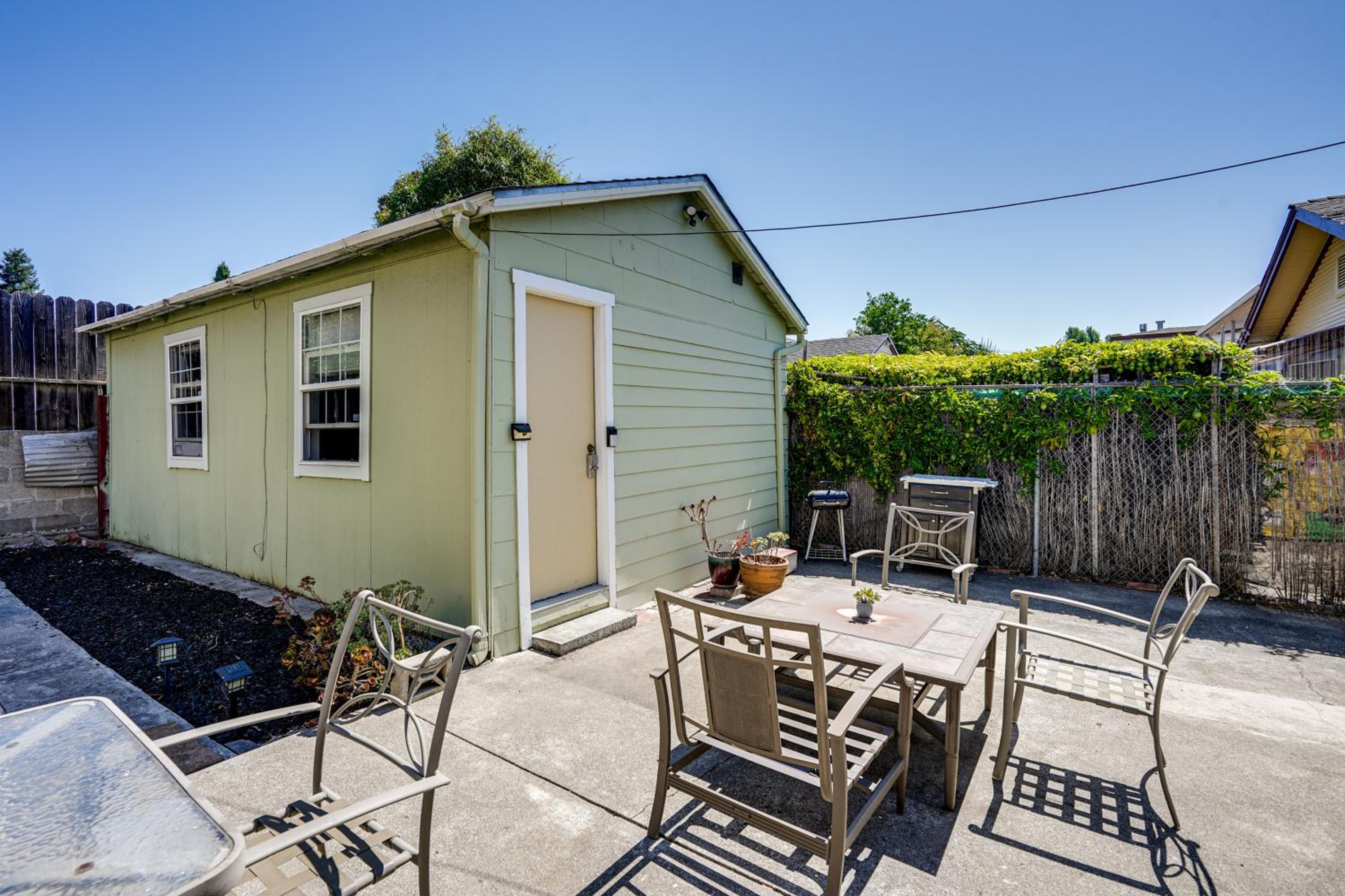 5 Mi to Dtwn Oakland Studio with Shared Patio