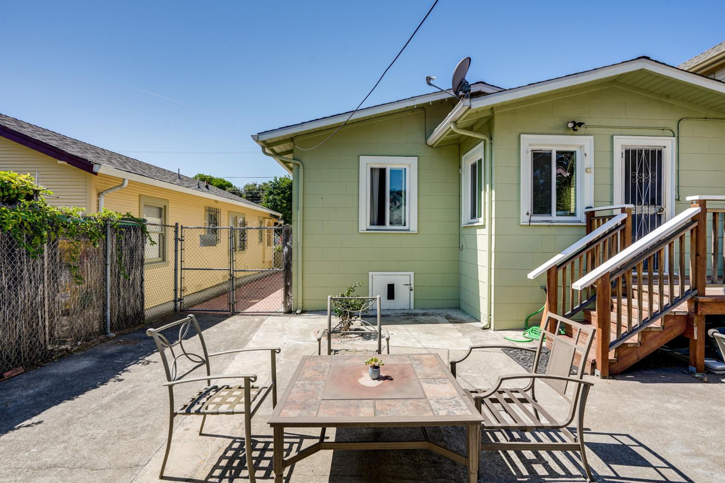 5 Mi to Dtwn Oakland Studio with Shared Patio