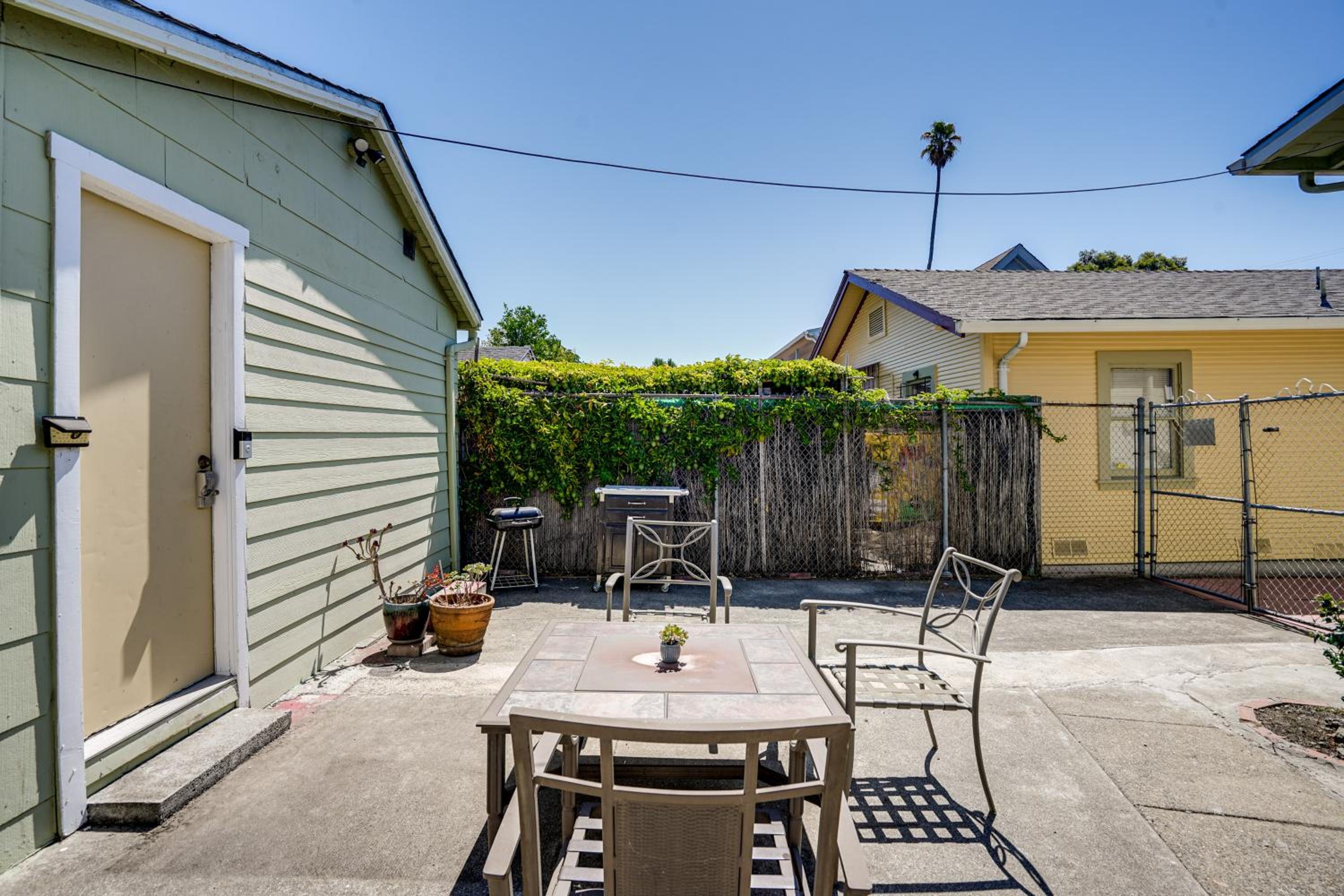 5 Mi to Dtwn Oakland Studio with Shared Patio