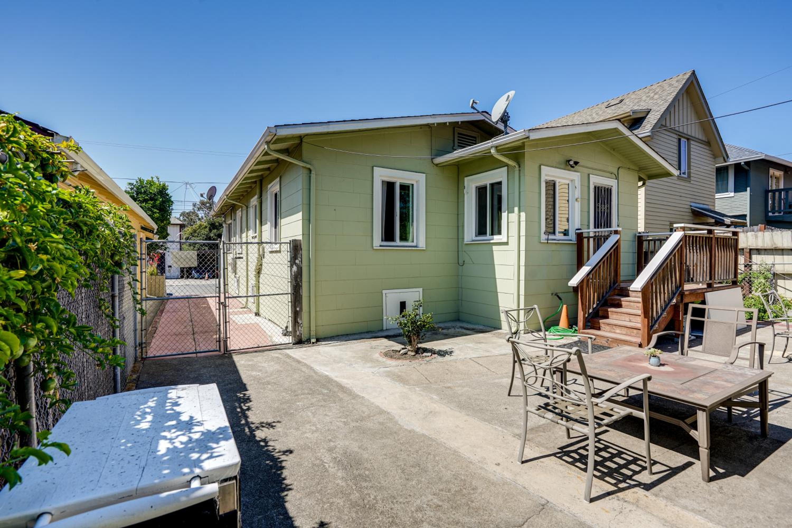 5 Mi to Dtwn Oakland Studio with Shared Patio