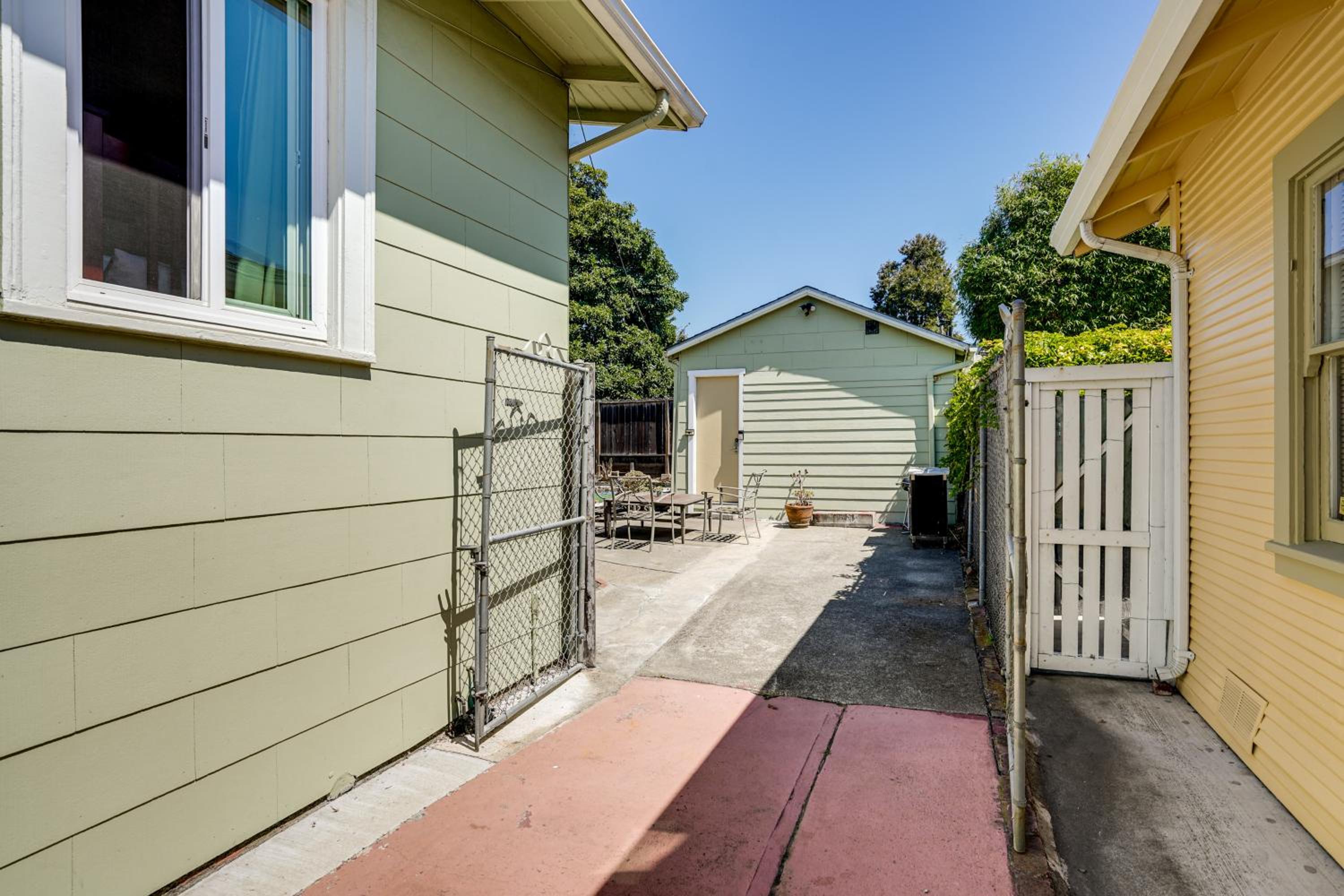 5 Mi to Dtwn Oakland Studio with Shared Patio