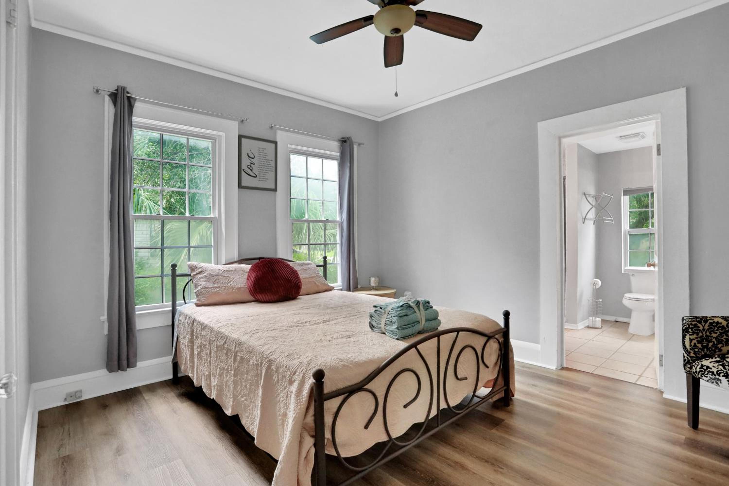 Entire house in Avondale, walking distance to shops and restaurants