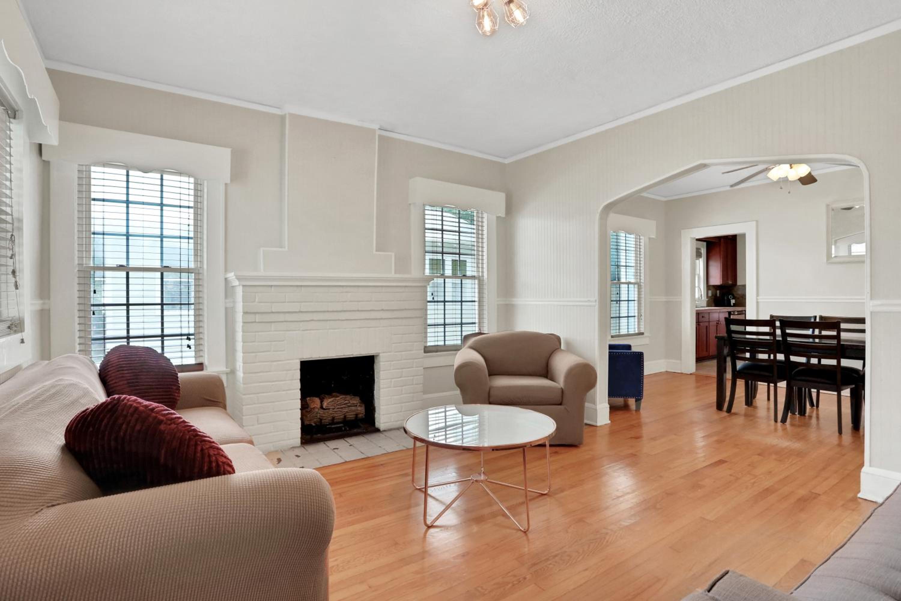 Entire house in Avondale, walking distance to shops and restaurants