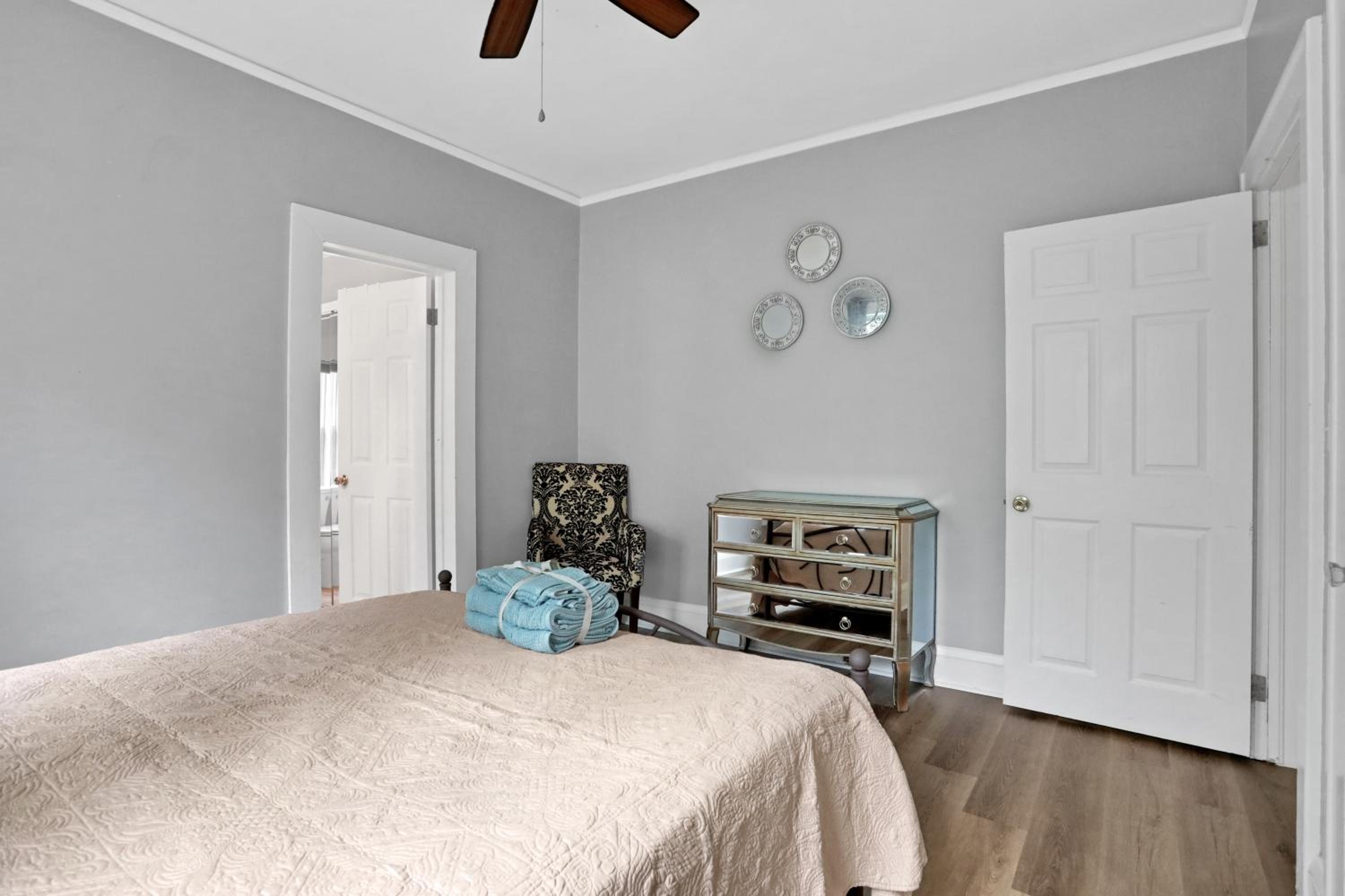 Entire house in Avondale, walking distance to shops and restaurants