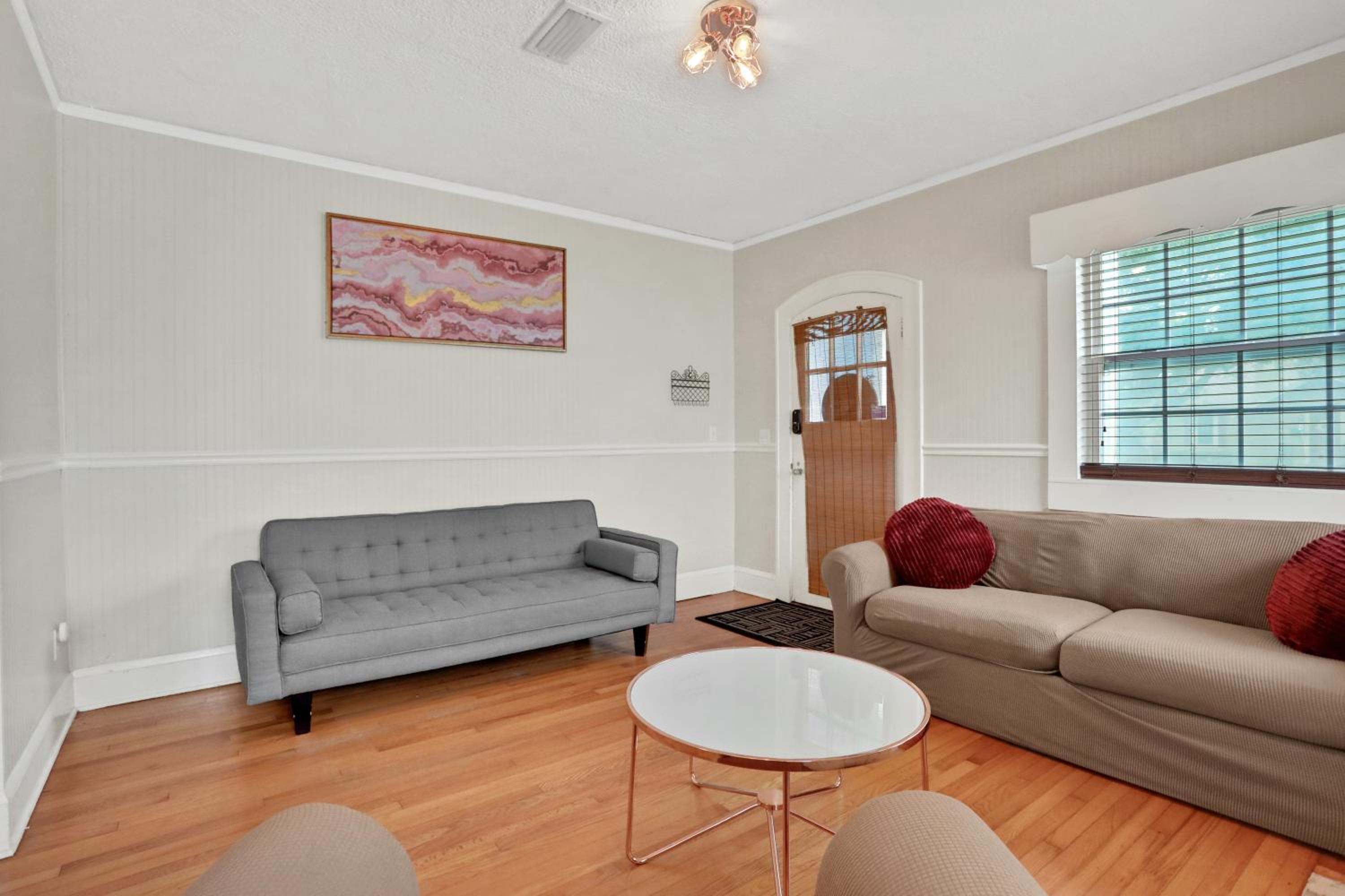 Entire house in Avondale, walking distance to shops and restaurants