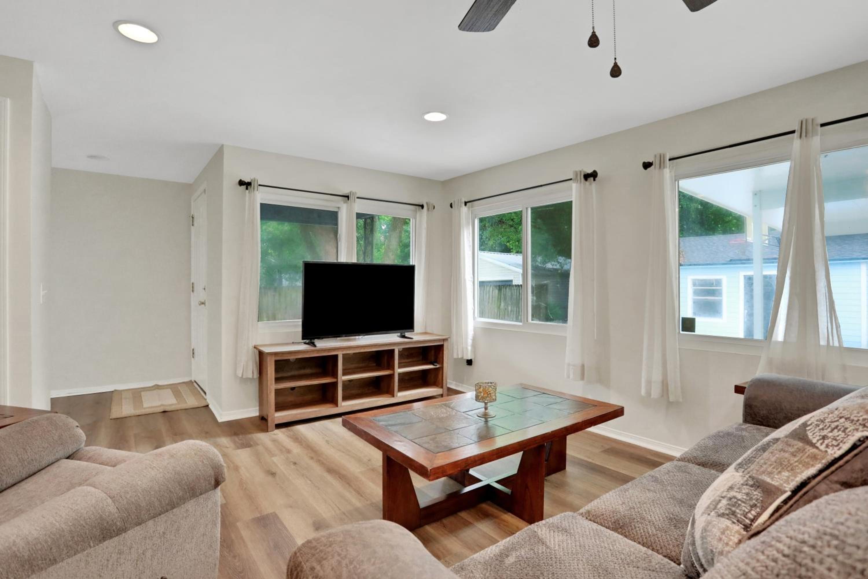Entire house in Avondale, walking distance to shops and restaurants