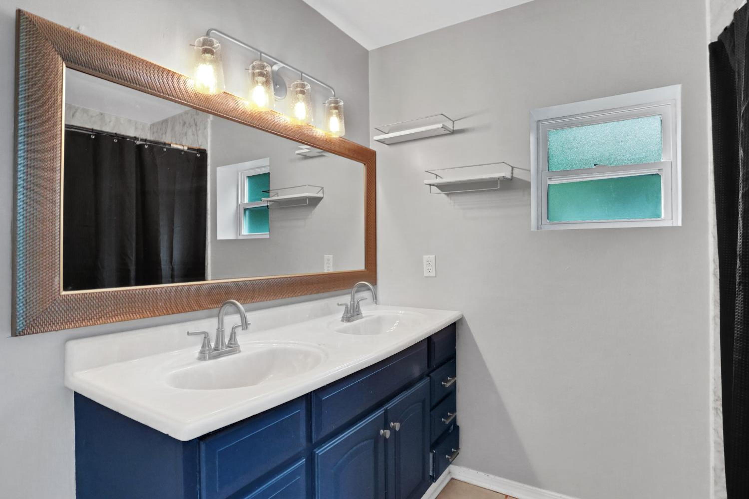Entire house in Avondale, walking distance to shops and restaurants