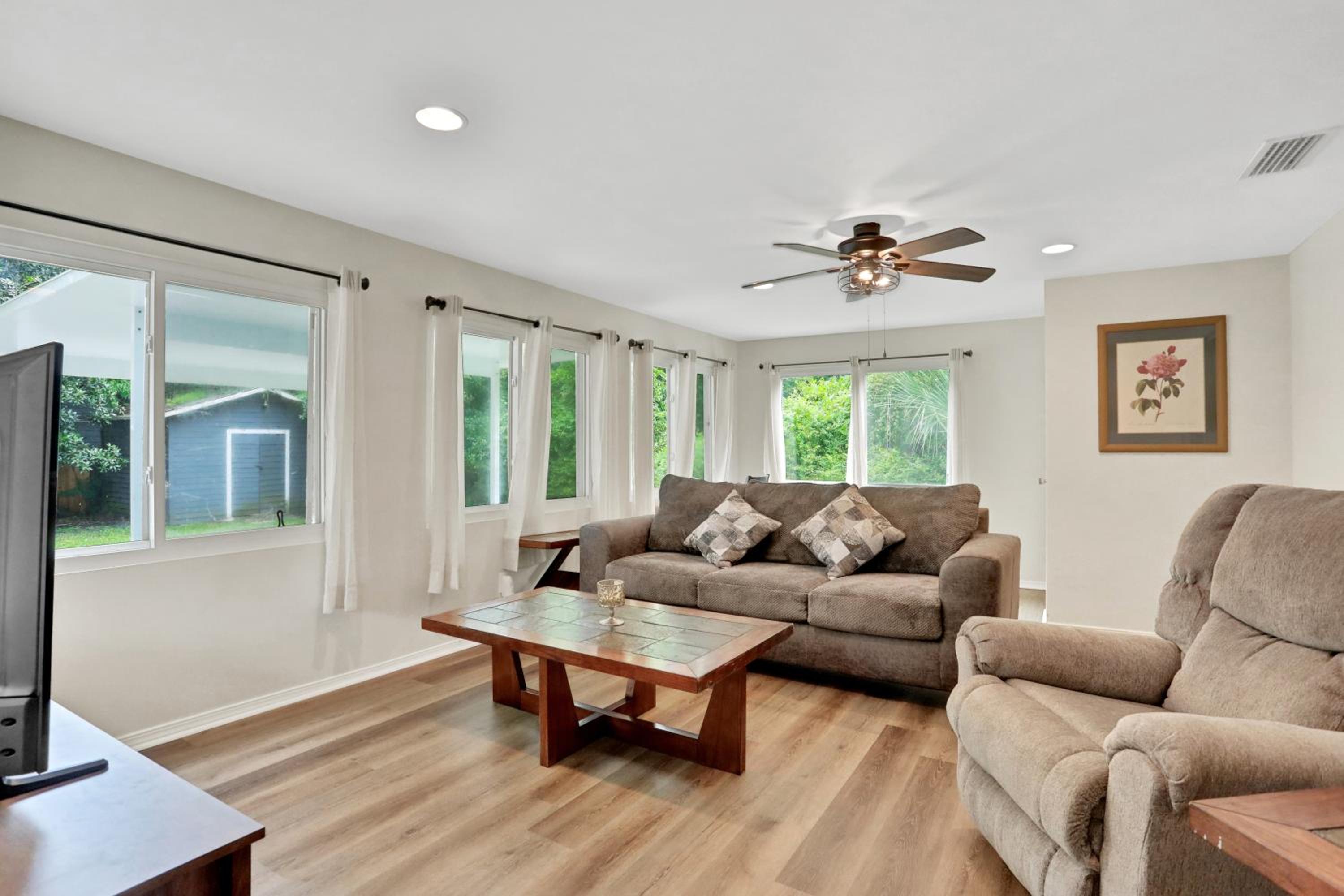 Entire house in Avondale, walking distance to shops and restaurants