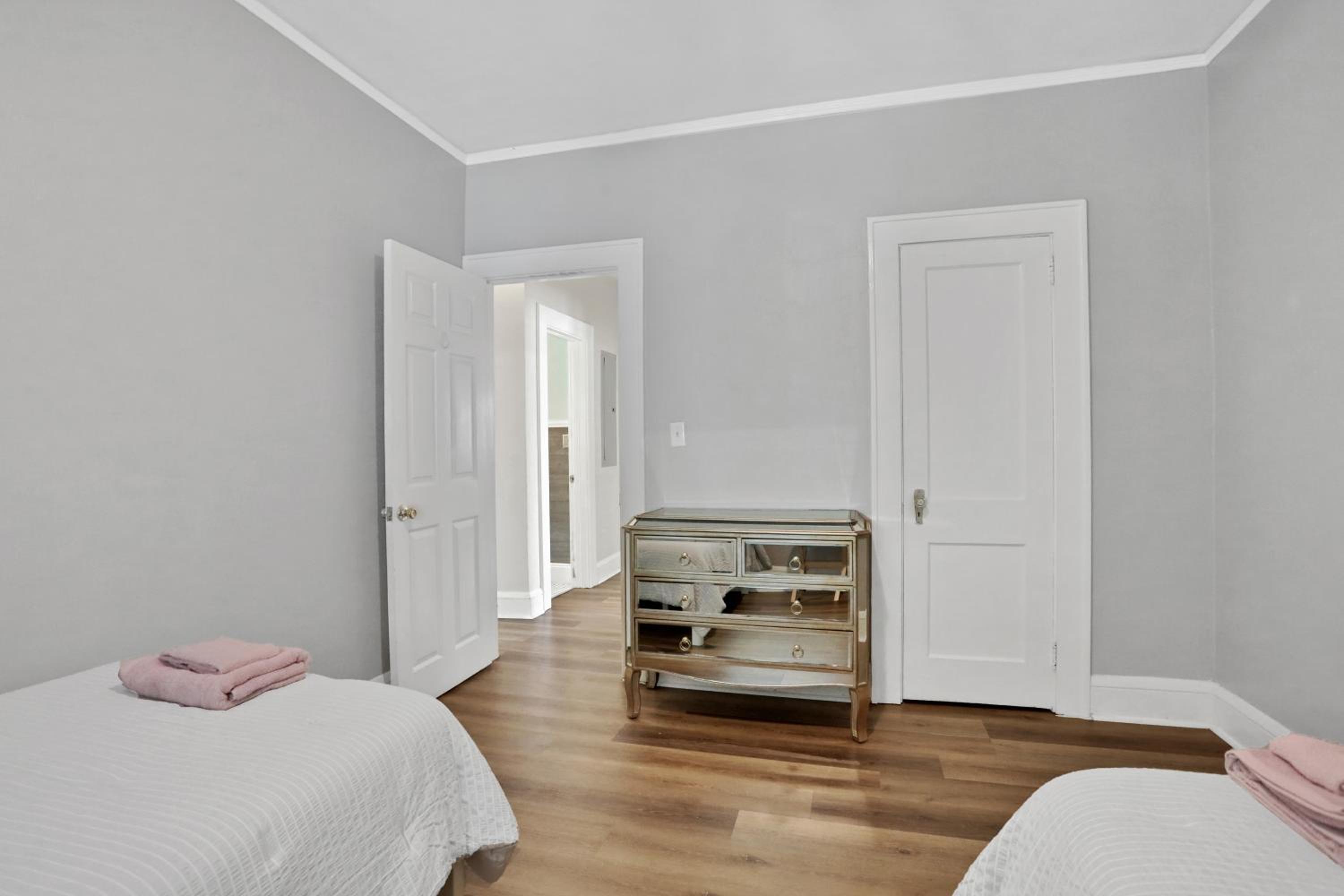 Entire house in Avondale, walking distance to shops and restaurants