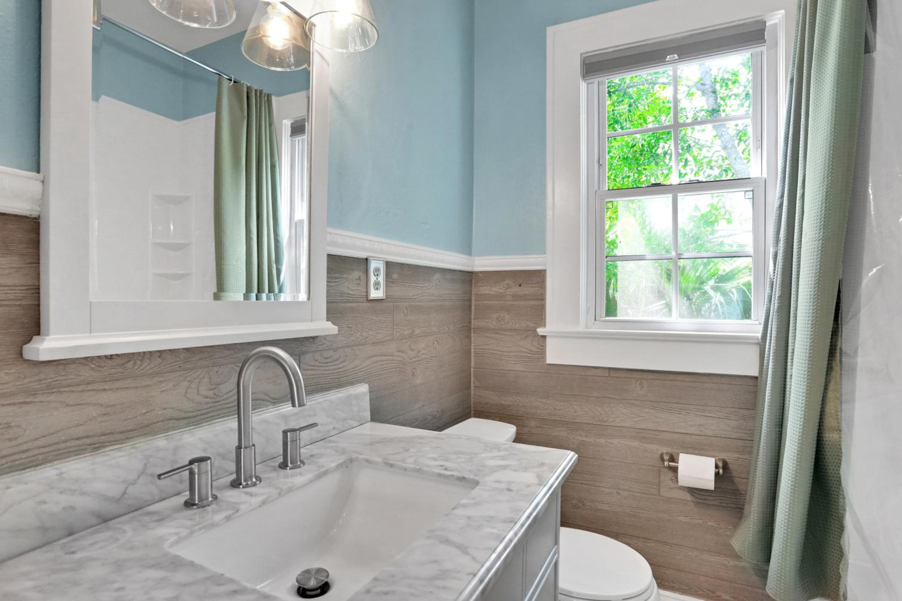 Entire house in Avondale, walking distance to shops and restaurants