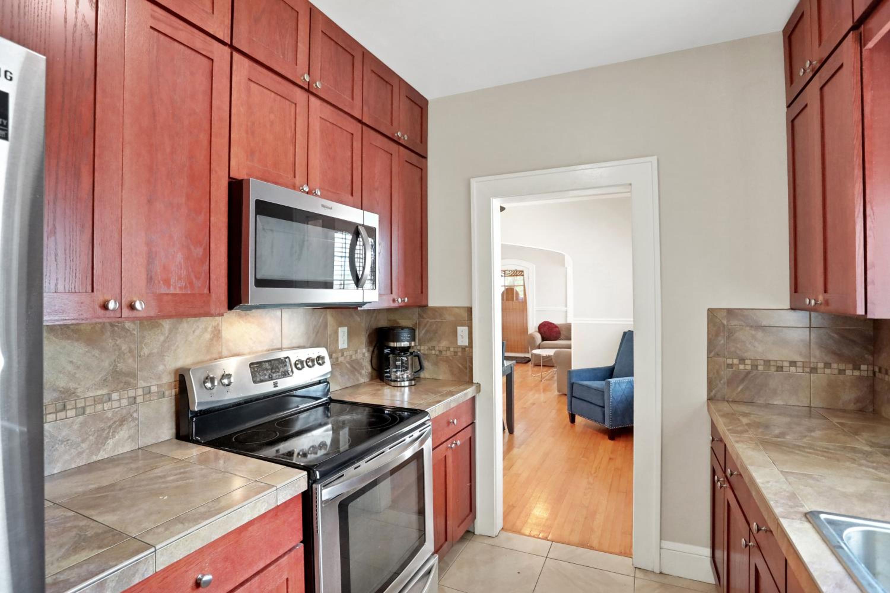Entire house in Avondale, walking distance to shops and restaurants