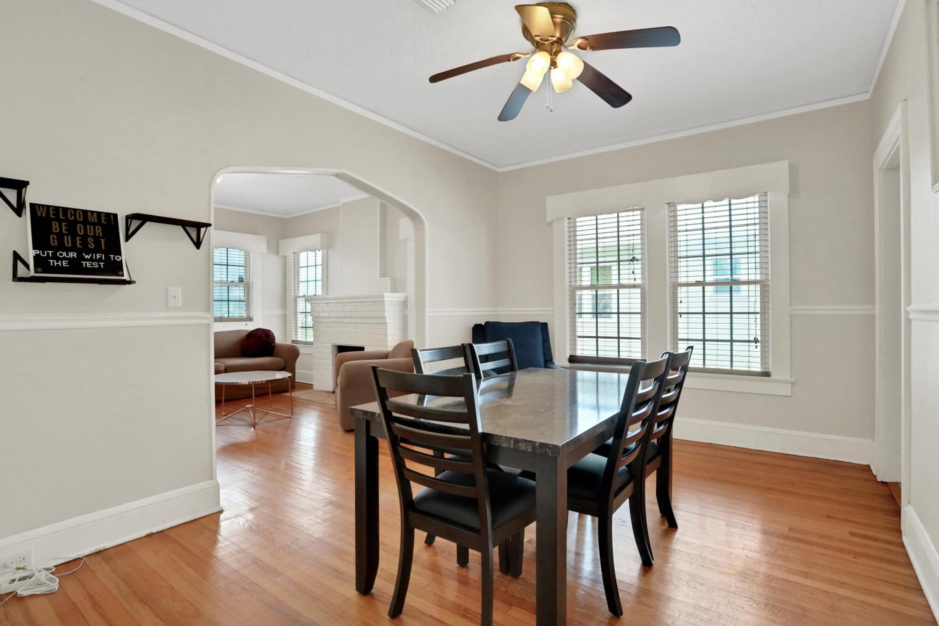 Entire house in Avondale, walking distance to shops and restaurants