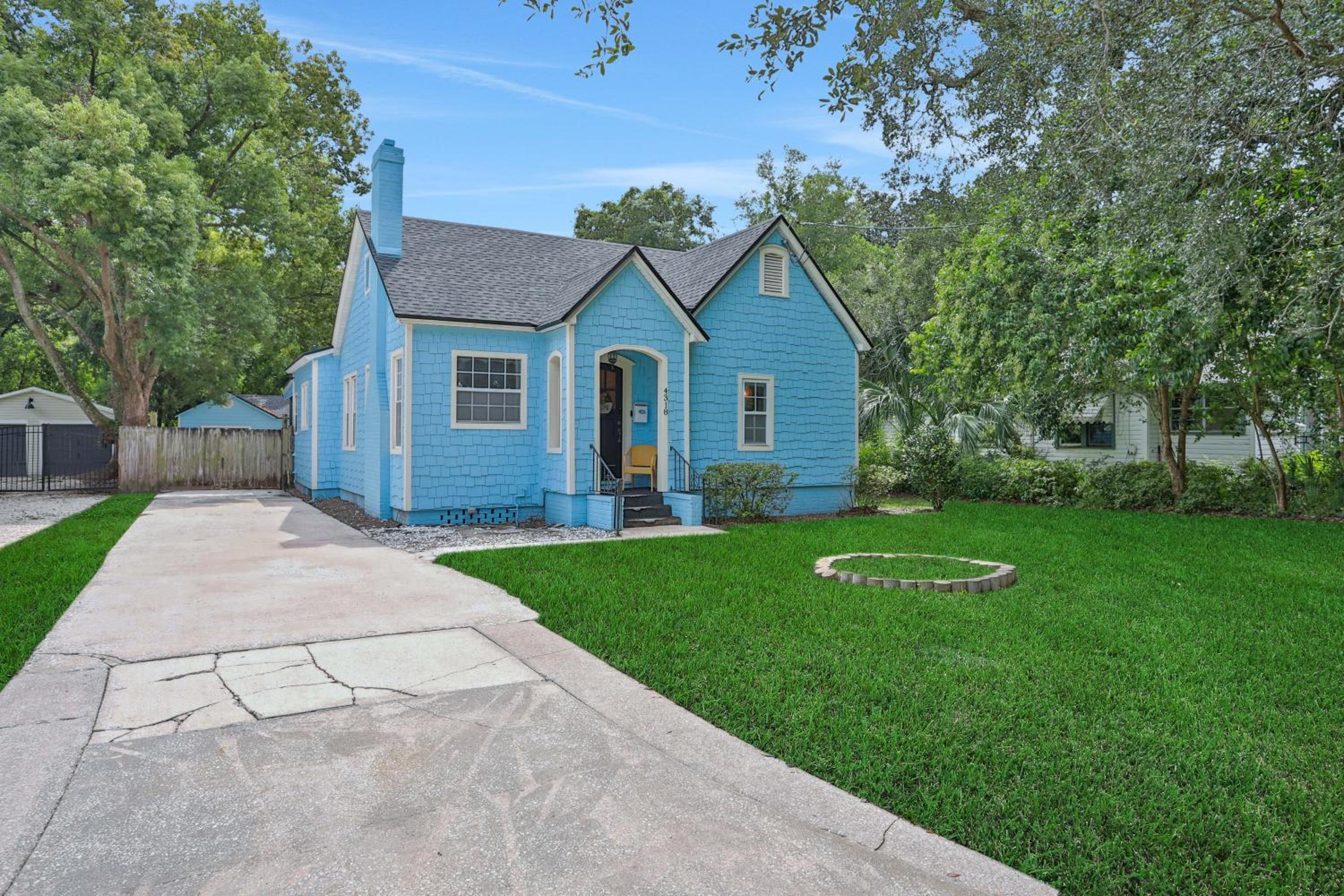 Entire house in Avondale, walking distance to shops and restaurants