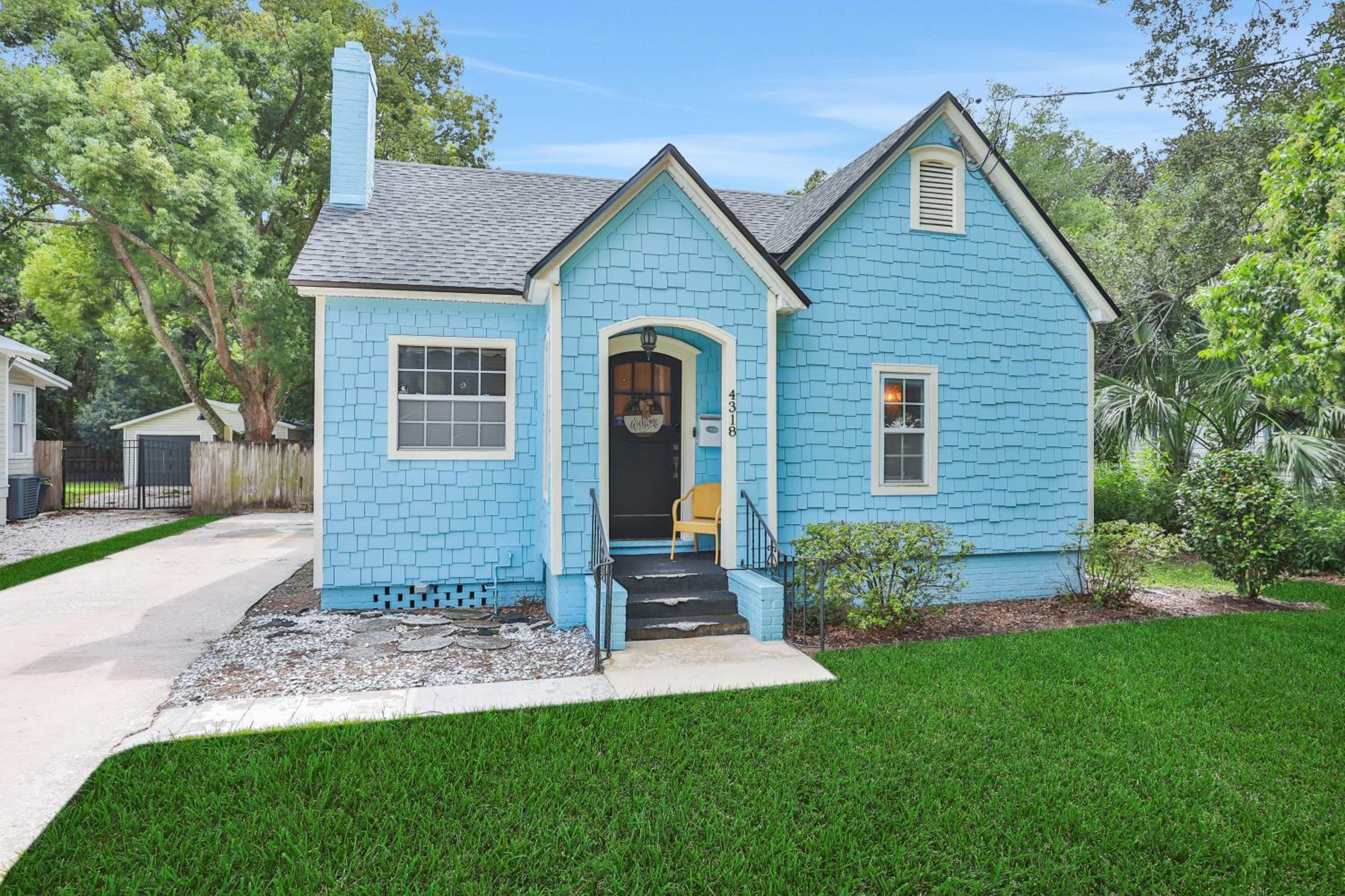 Entire house in Avondale, walking distance to shops and restaurants