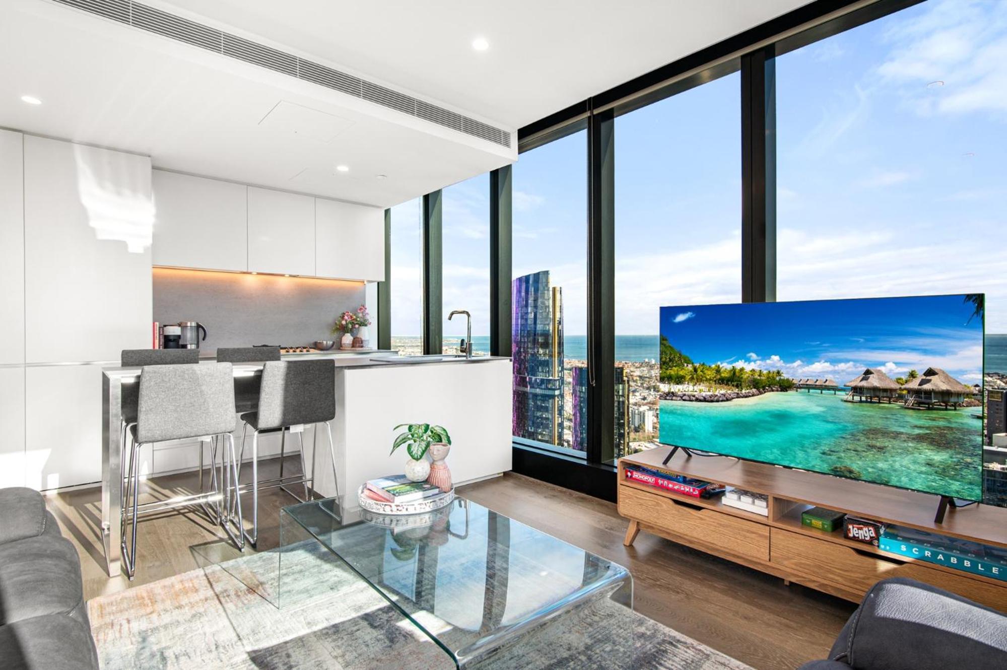 Stylish City Apartment with Expanding City Views