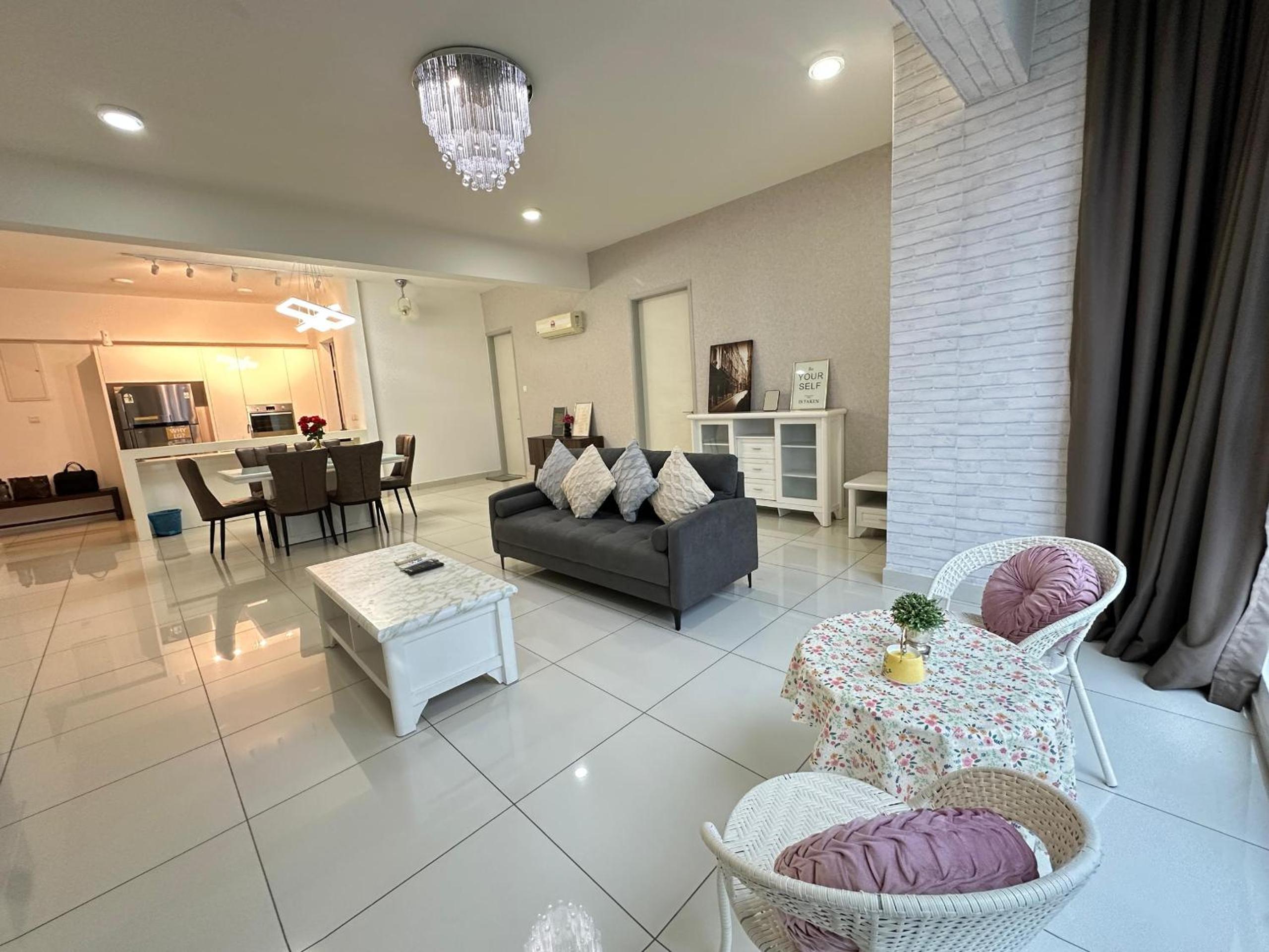 Seaview 2BR Suite with Pool & bathtub near Gurney Jazz Suites