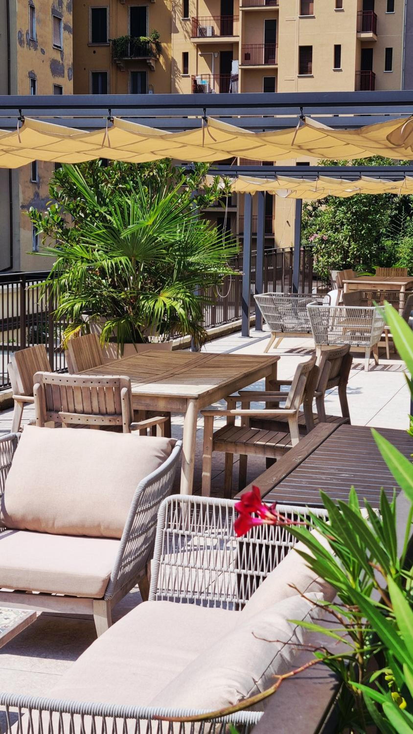 Vytalea - Trilocale moderno con patio e doppi servizi, vicino M4 - Modern apartment 2-Bedroom with Patio & Two Bathrooms, near Metro M4