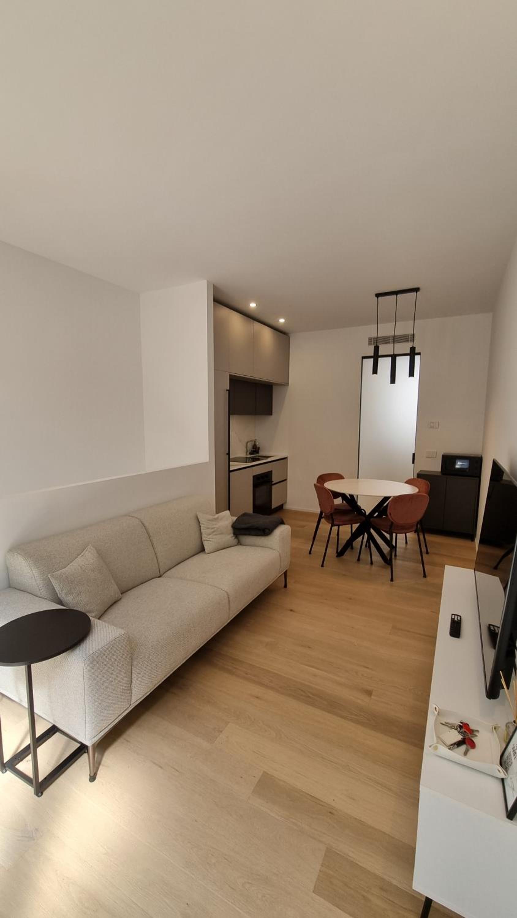 Vytalea - Trilocale moderno con patio e doppi servizi, vicino M4 - Modern apartment 2-Bedroom with Patio & Two Bathrooms, near Metro M4
