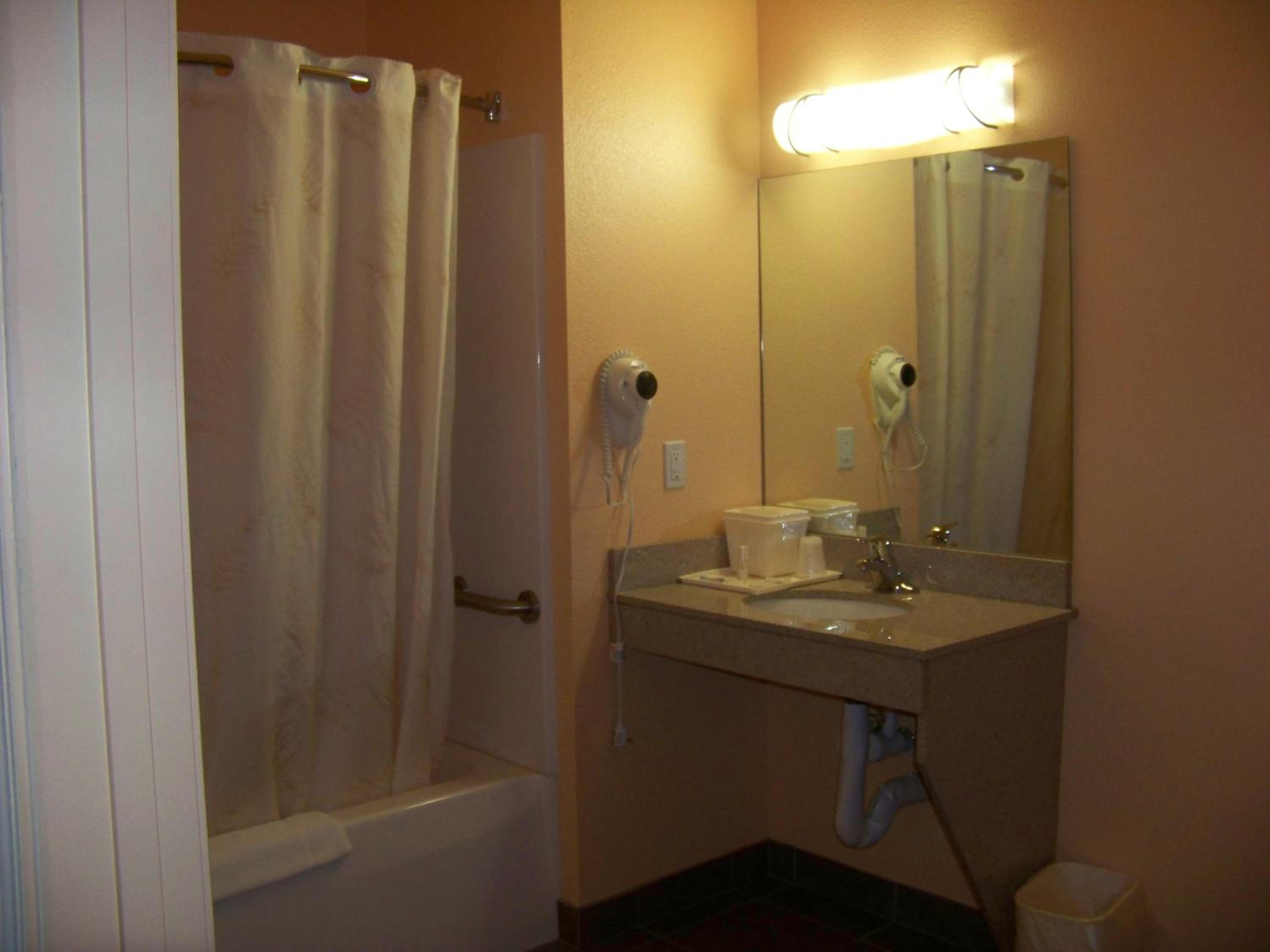 Days Inn & Suites by Wyndham Columbus NE