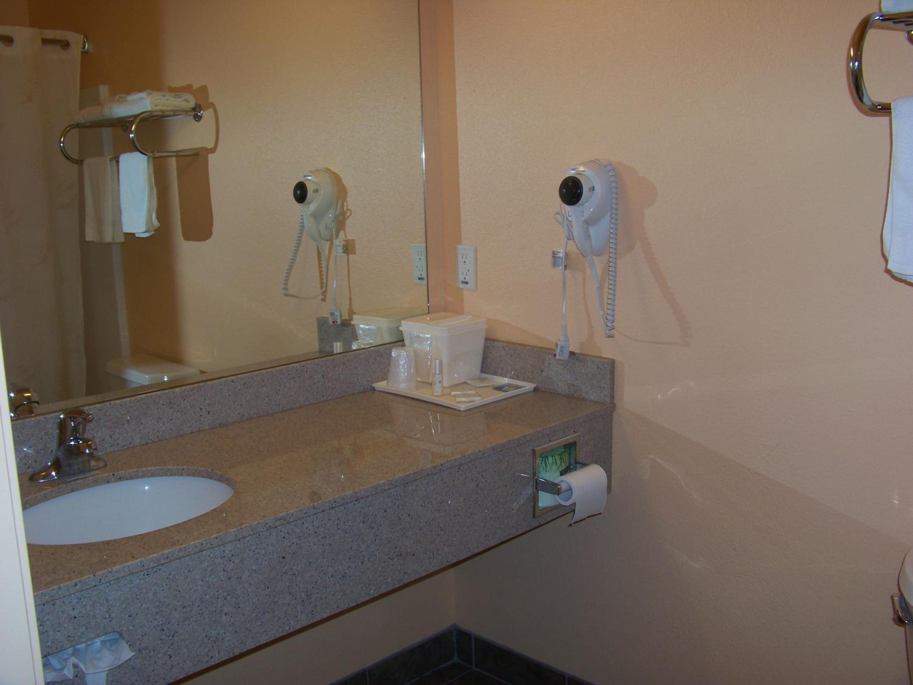 Days Inn & Suites by Wyndham Columbus NE