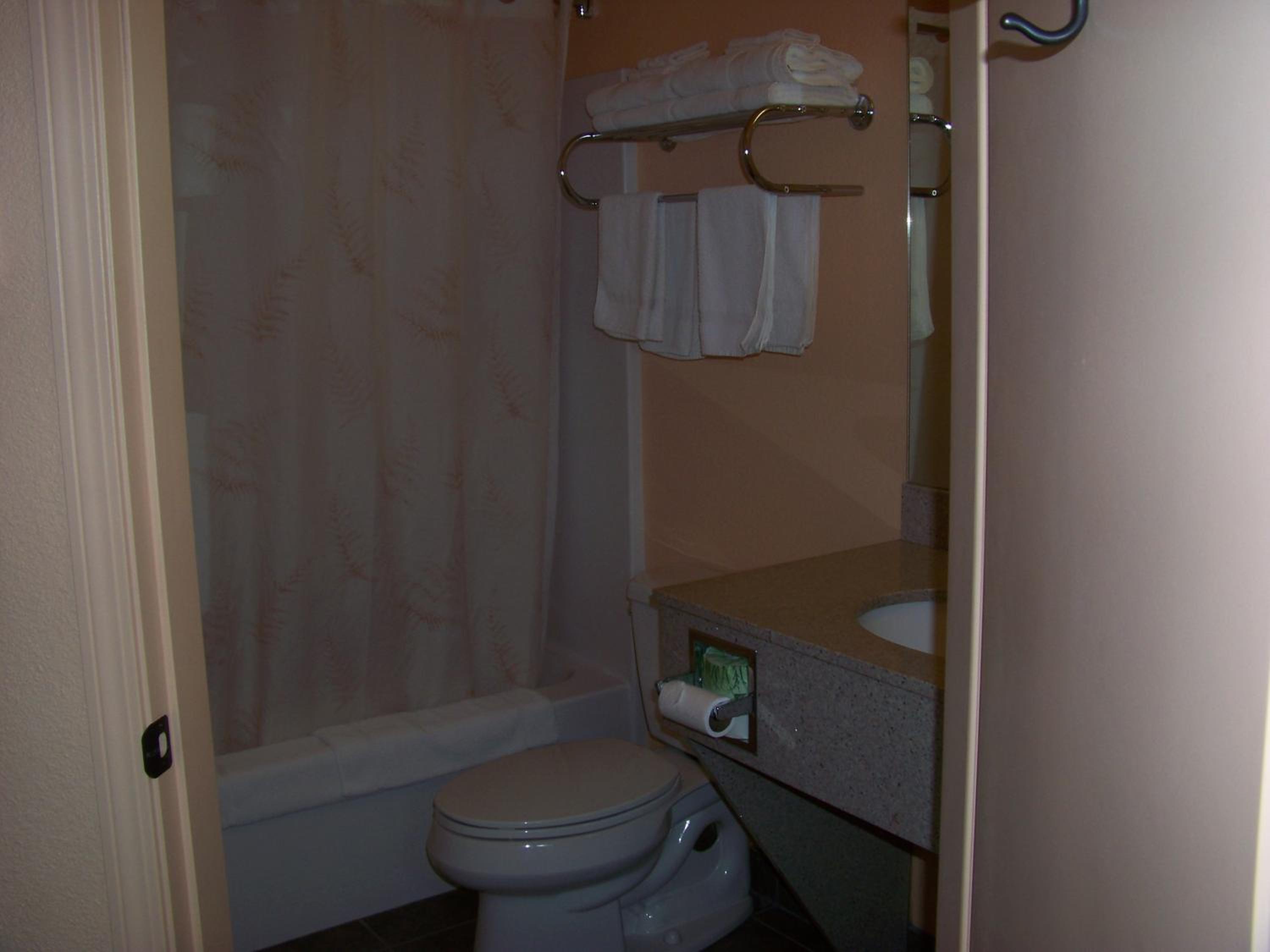 Days Inn & Suites by Wyndham Columbus NE