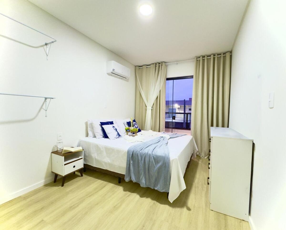 Casa em Bal Picarras 3 quartos churrasqueira privativa Ar Condicionado Wi-fi Cozinha Completa a 750m Praia com vaga privativa de Garagem