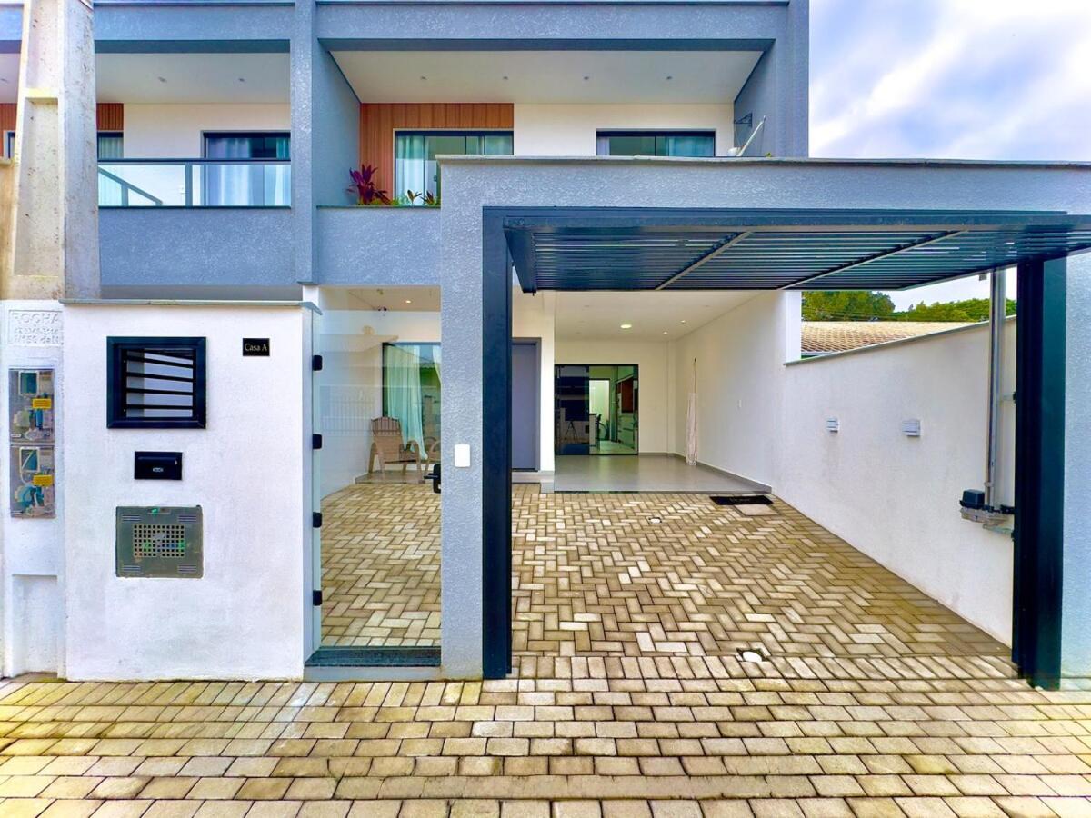 Casa em Bal Picarras 3 quartos churrasqueira privativa Ar Condicionado Wi-fi Cozinha Completa a 750m Praia com vaga privativa de Garagem
