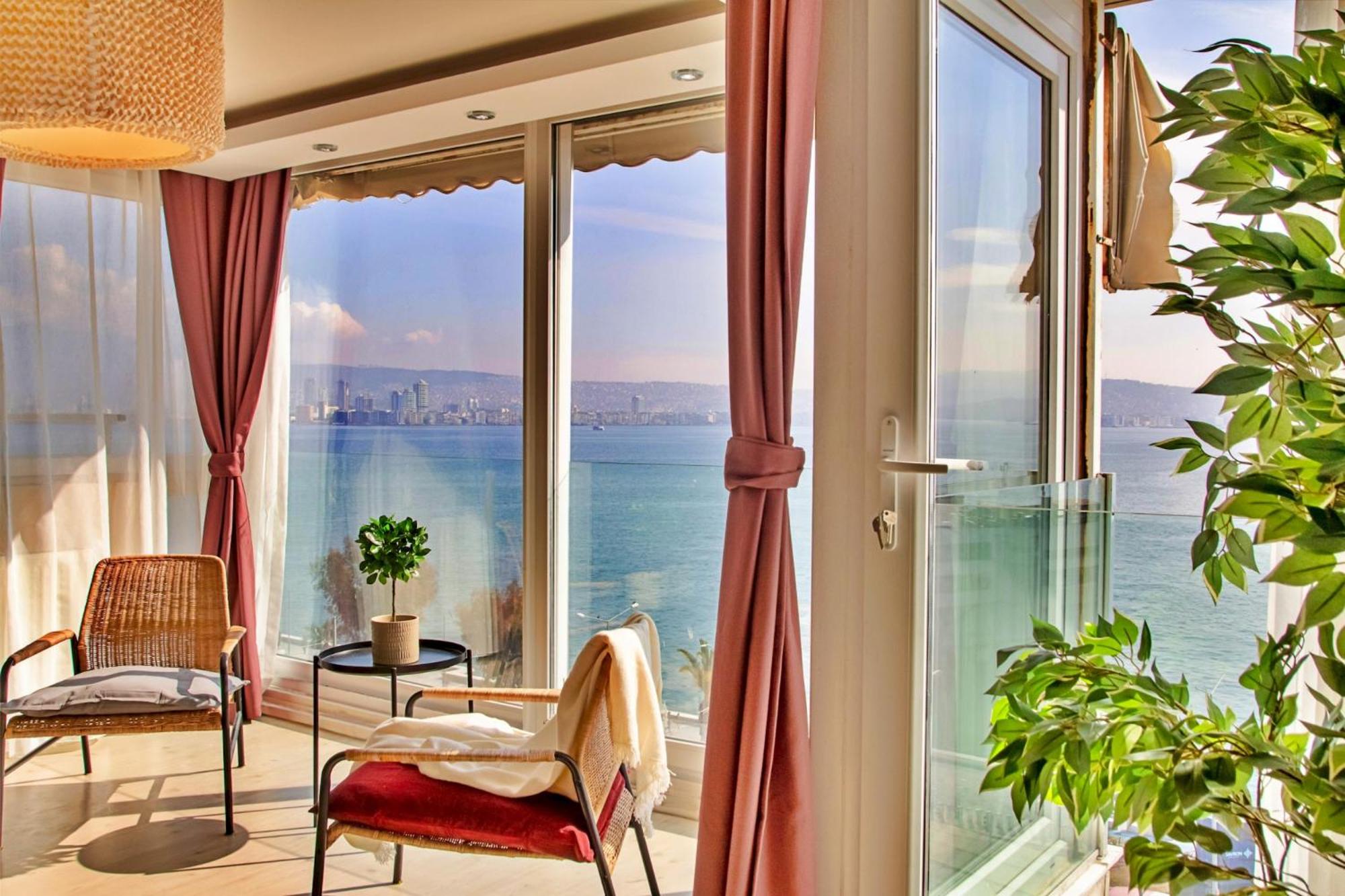 Sea-View 3BR Home in Karşıyaka
