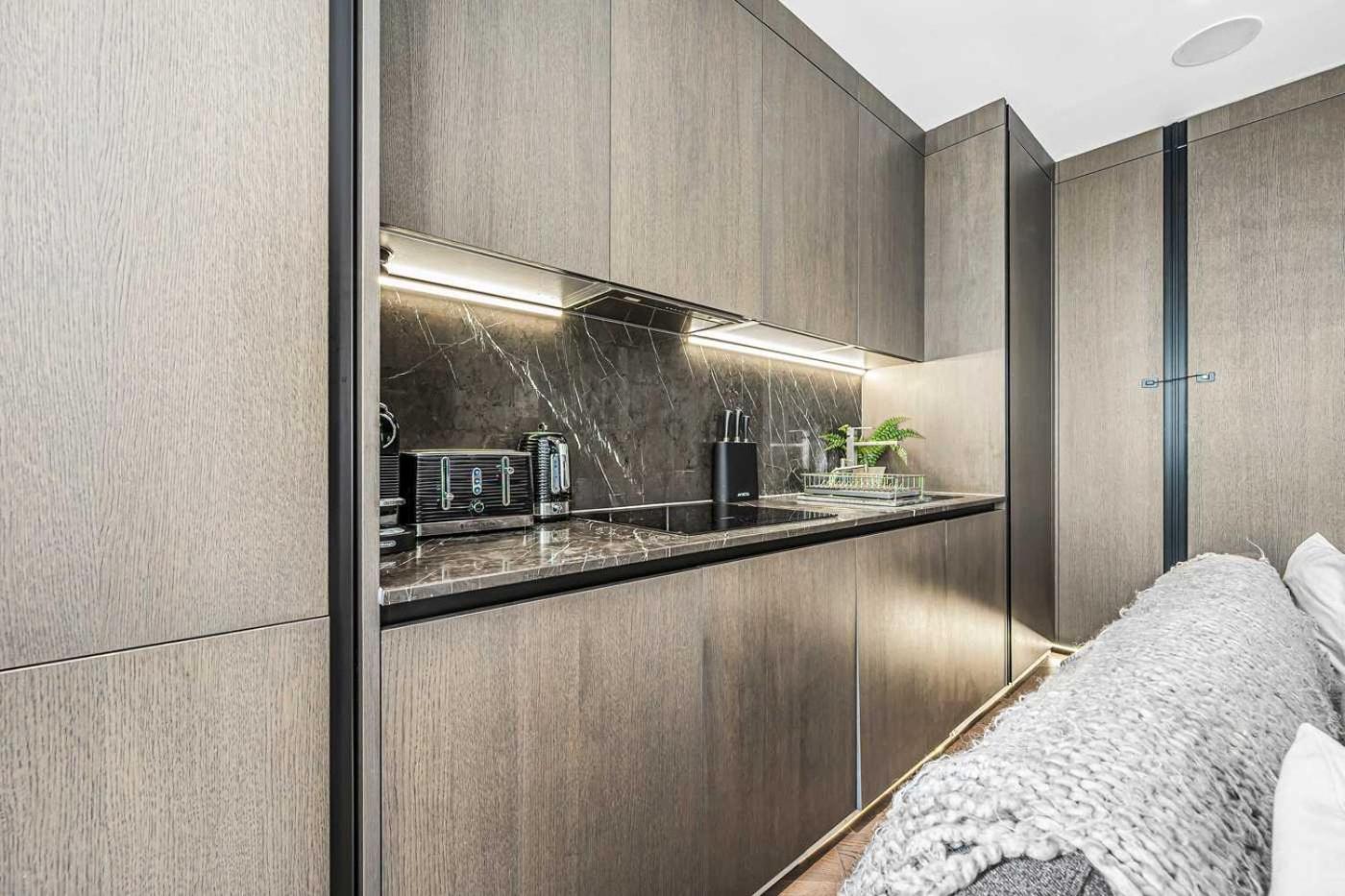 Grand 2-Bed Apartment with AC by Carnaby Street