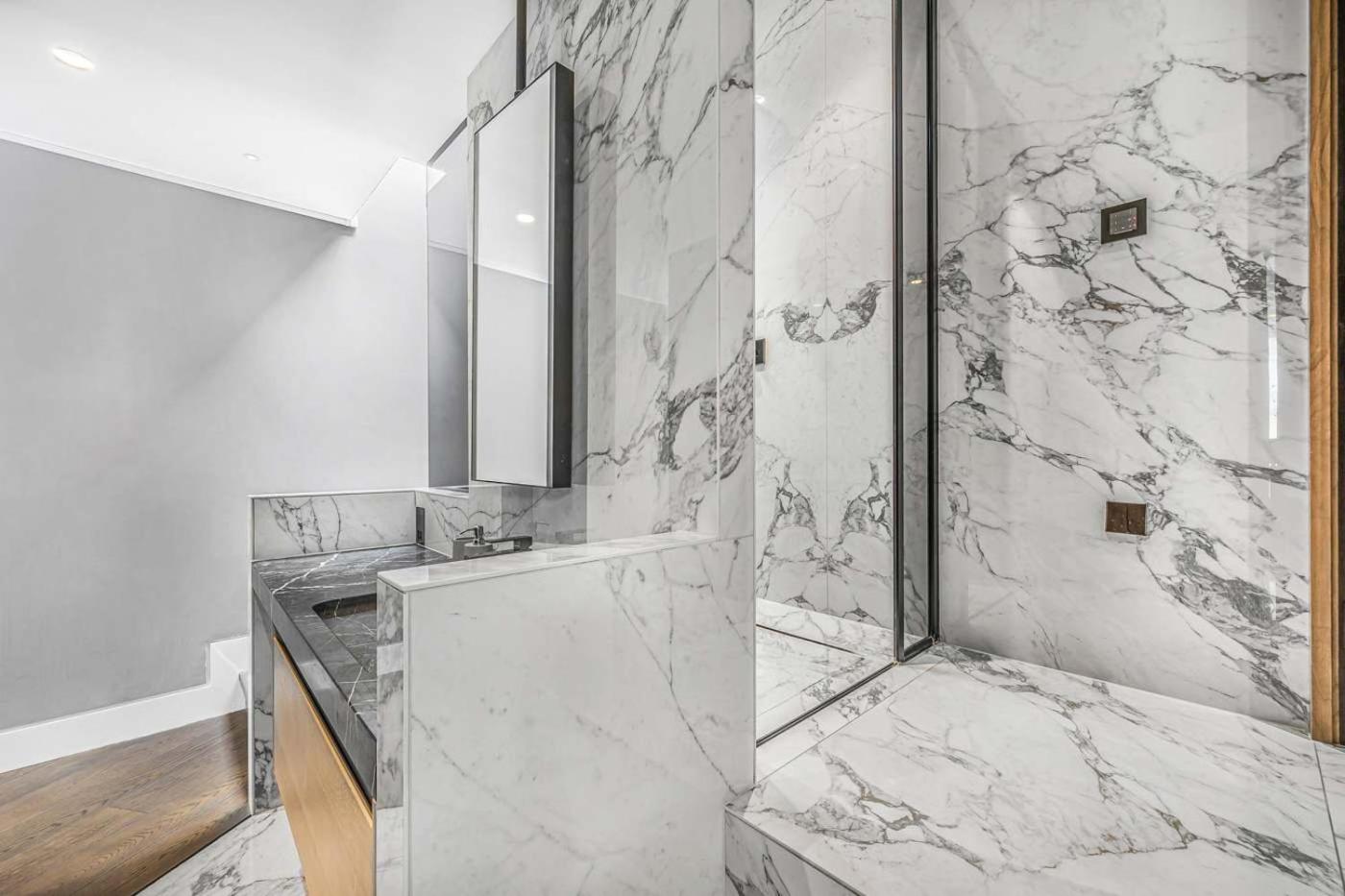 Grand 2-Bed Apartment with AC by Carnaby Street