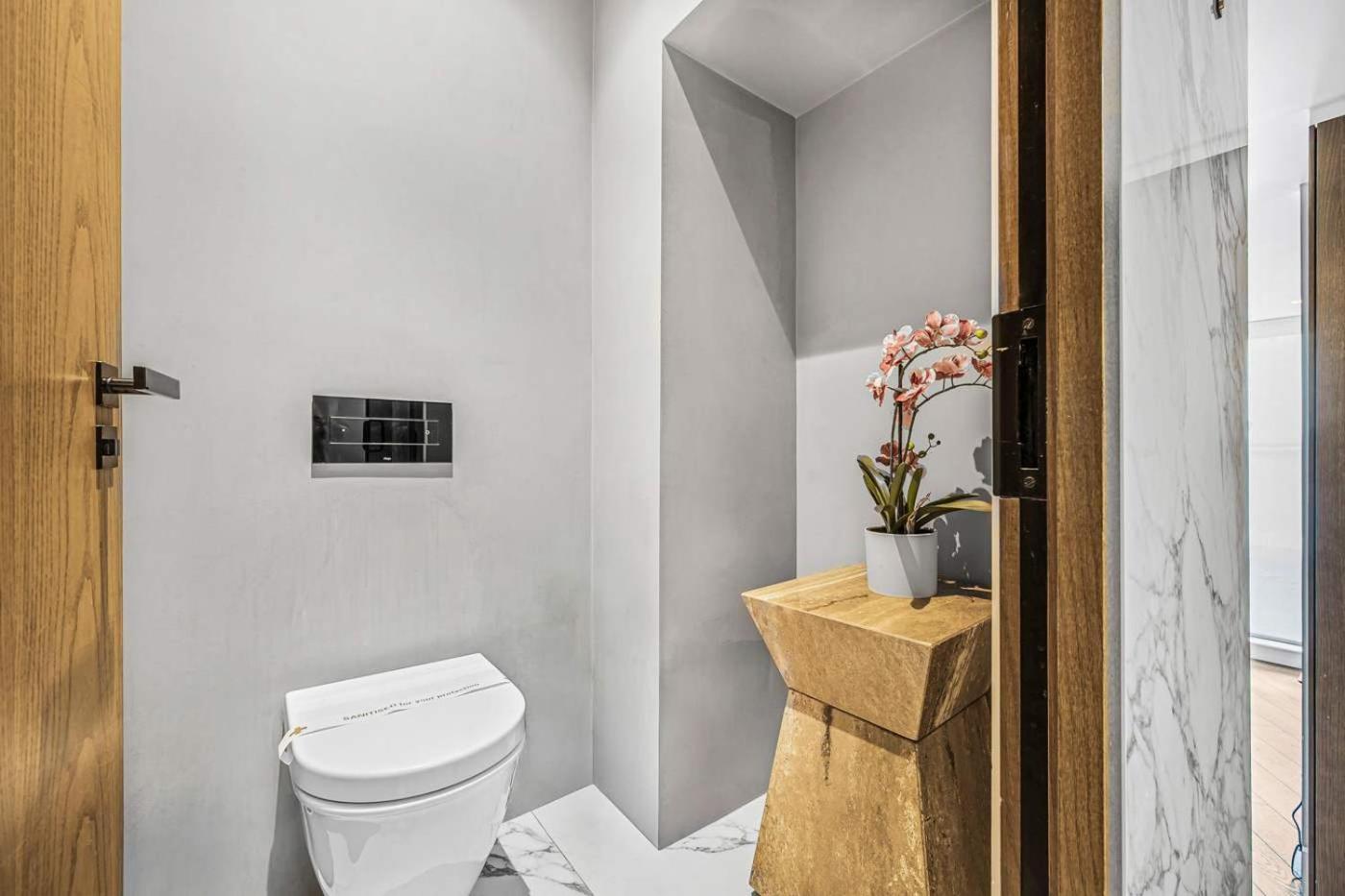 Grand 2-Bed Apartment with AC by Carnaby Street